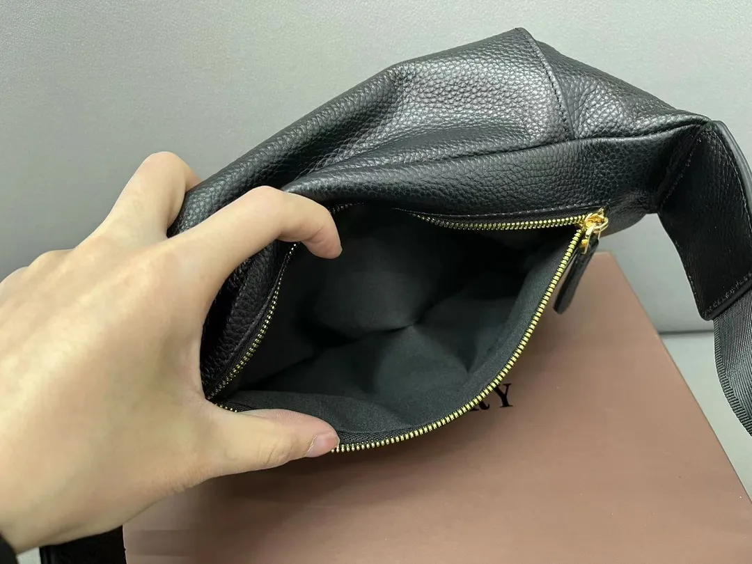【2026】【BURBERRY 公式旗艦店】バーバリー 胸ポケット  当日出荷 好評に付き再入荷！28*19CM