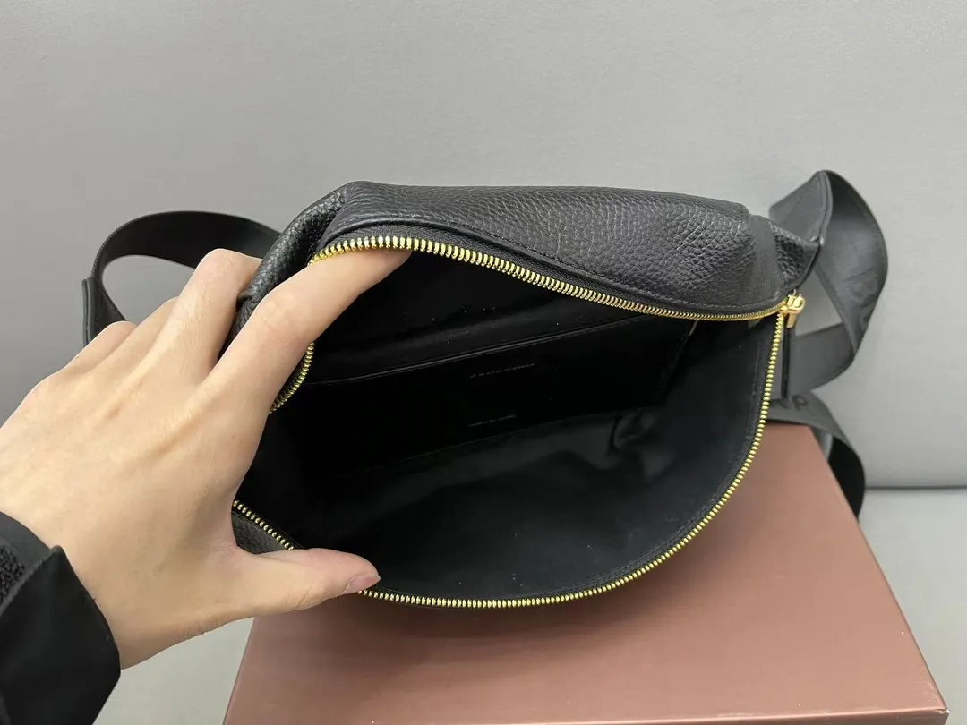 【2026】【BURBERRY 公式旗艦店】バーバリー 胸ポケット  当日出荷 好評に付き再入荷！28*19CM