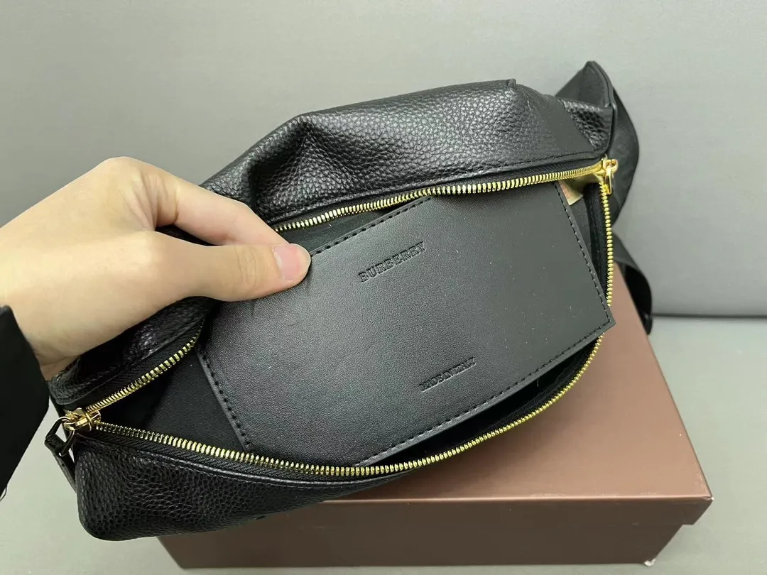 【2026】【BURBERRY 公式旗艦店】バーバリー 胸ポケット  当日出荷 好評に付き再入荷！28*19CM