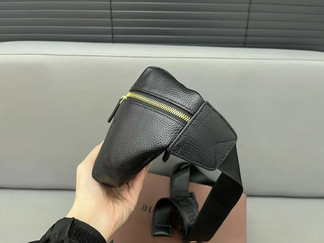 【2026】【BURBERRY 公式旗艦店】バーバリー 胸ポケット  当日出荷 好評に付き再入荷！28*19CM
