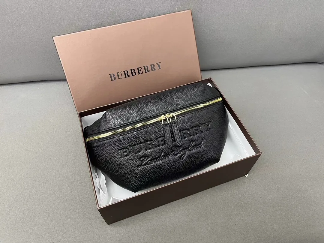 【2026】【BURBERRY 公式旗艦店】バーバリー 胸ポケット  当日出荷 好評に付き再入荷！28*19CM