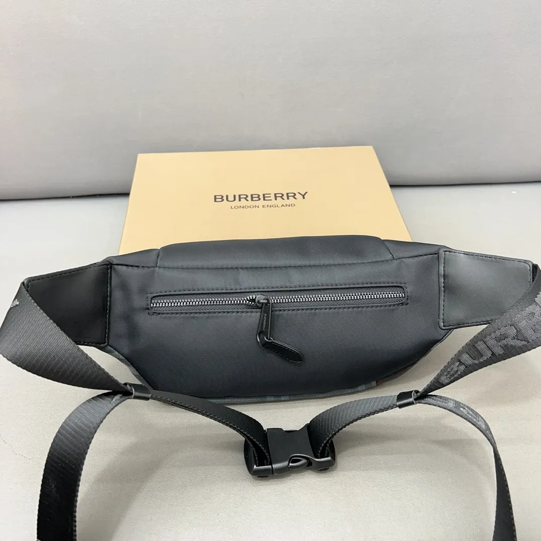 【2026】【BURBERRY 公式旗艦店】バーバリー 胸ポケット  当日出荷 好評に付き再入荷！30*14CM