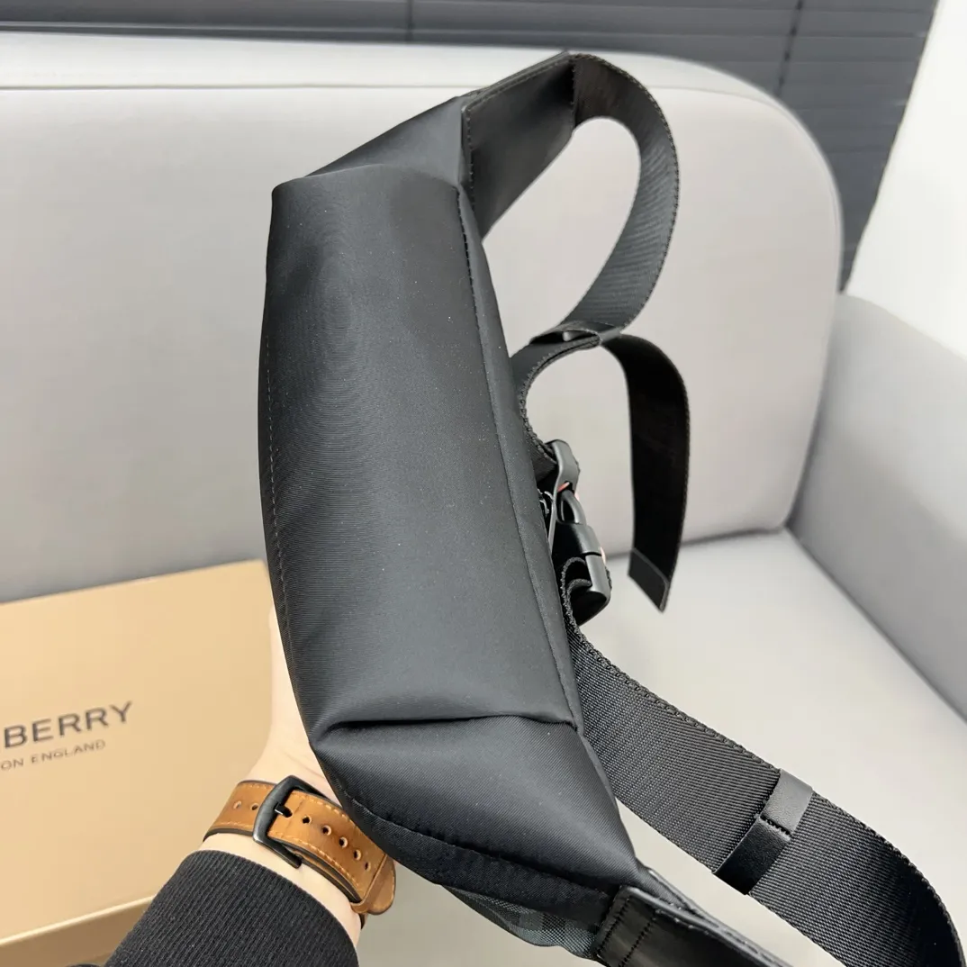 【2026】【BURBERRY 公式旗艦店】バーバリー 胸ポケット  当日出荷 好評に付き再入荷！30*14CM