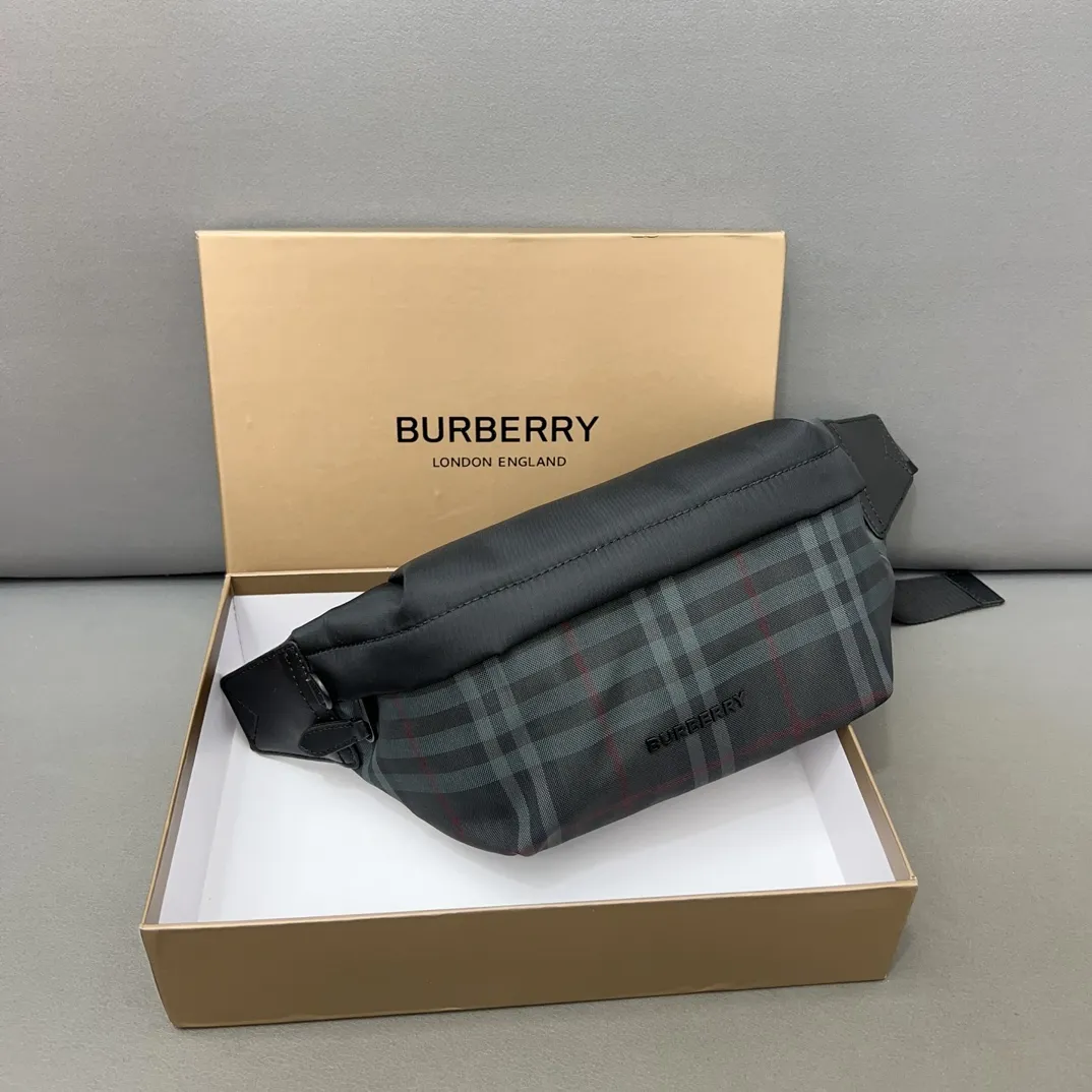 【2026】【BURBERRY 公式旗艦店】バーバリー 胸ポケット  当日出荷 好評に付き再入荷！30*14CM