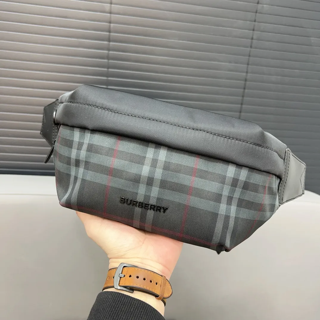 【2026】【BURBERRY 公式旗艦店】バーバリー 胸ポケット  当日出荷 好評に付き再入荷！30*14CM