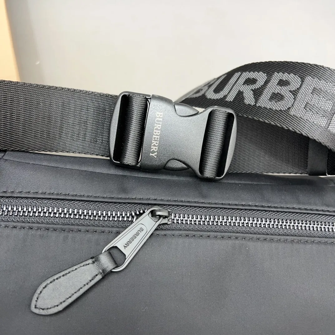 【2026】【BURBERRY 公式旗艦店】バーバリー 胸ポケット  当日出荷 好評に付き再入荷！30*14CM