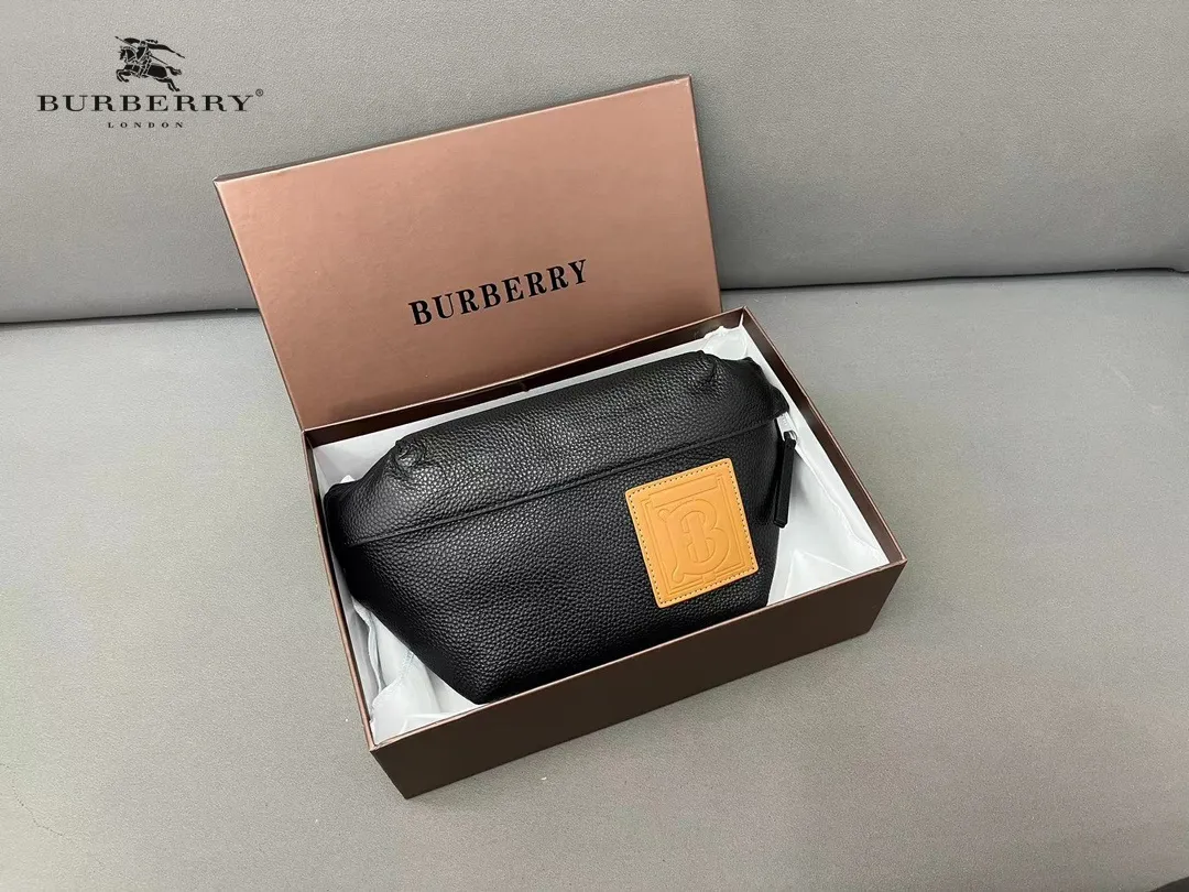 【2026】【BURBERRY 公式旗艦店】バーバリー 胸ポケット  当日出荷 好評に付き再入荷！28*19CM