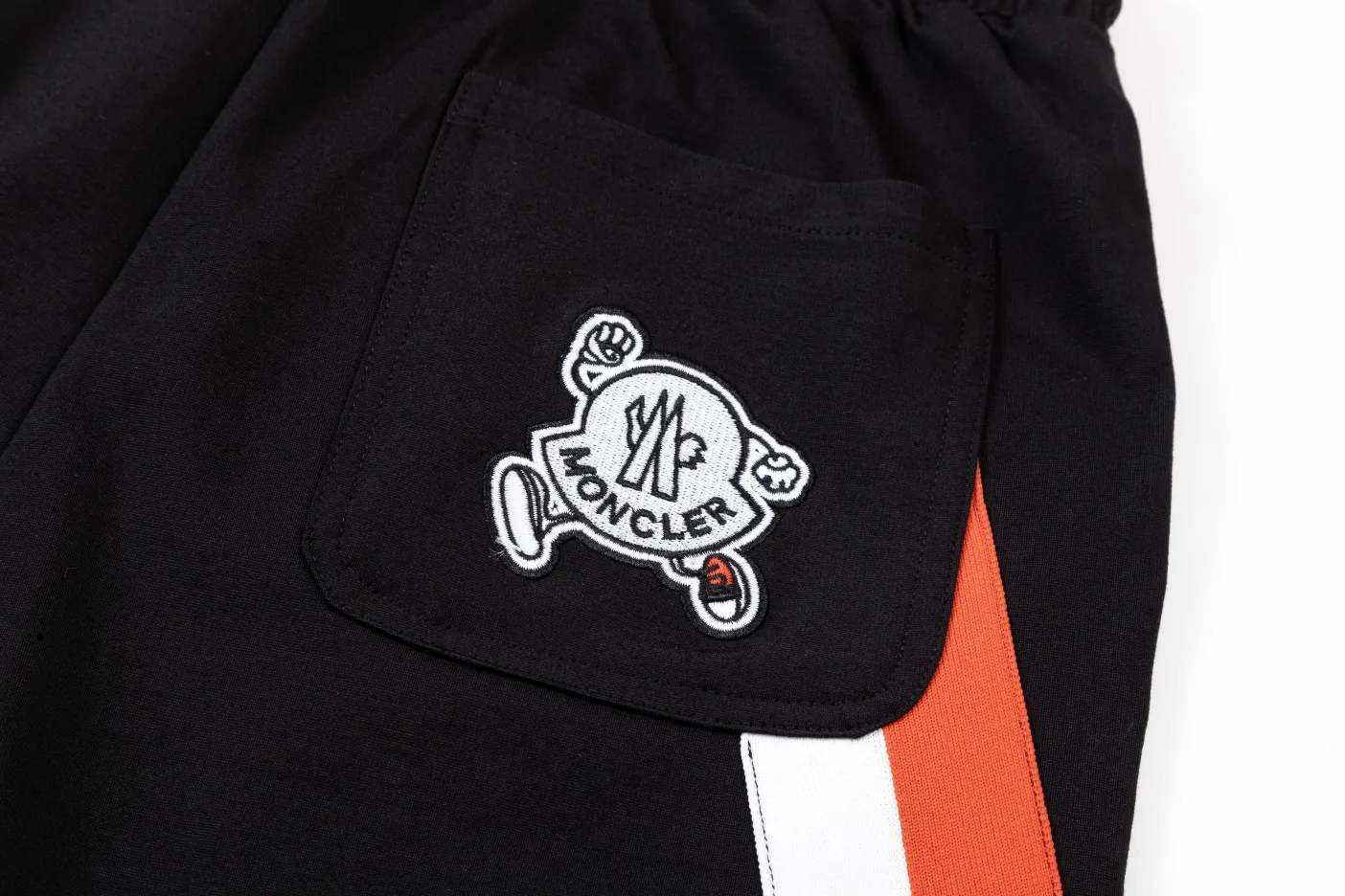 【2026】【MONCLER  公式旗艦店】モンクレール  ショートパンツ  ご好評に付き再入荷！