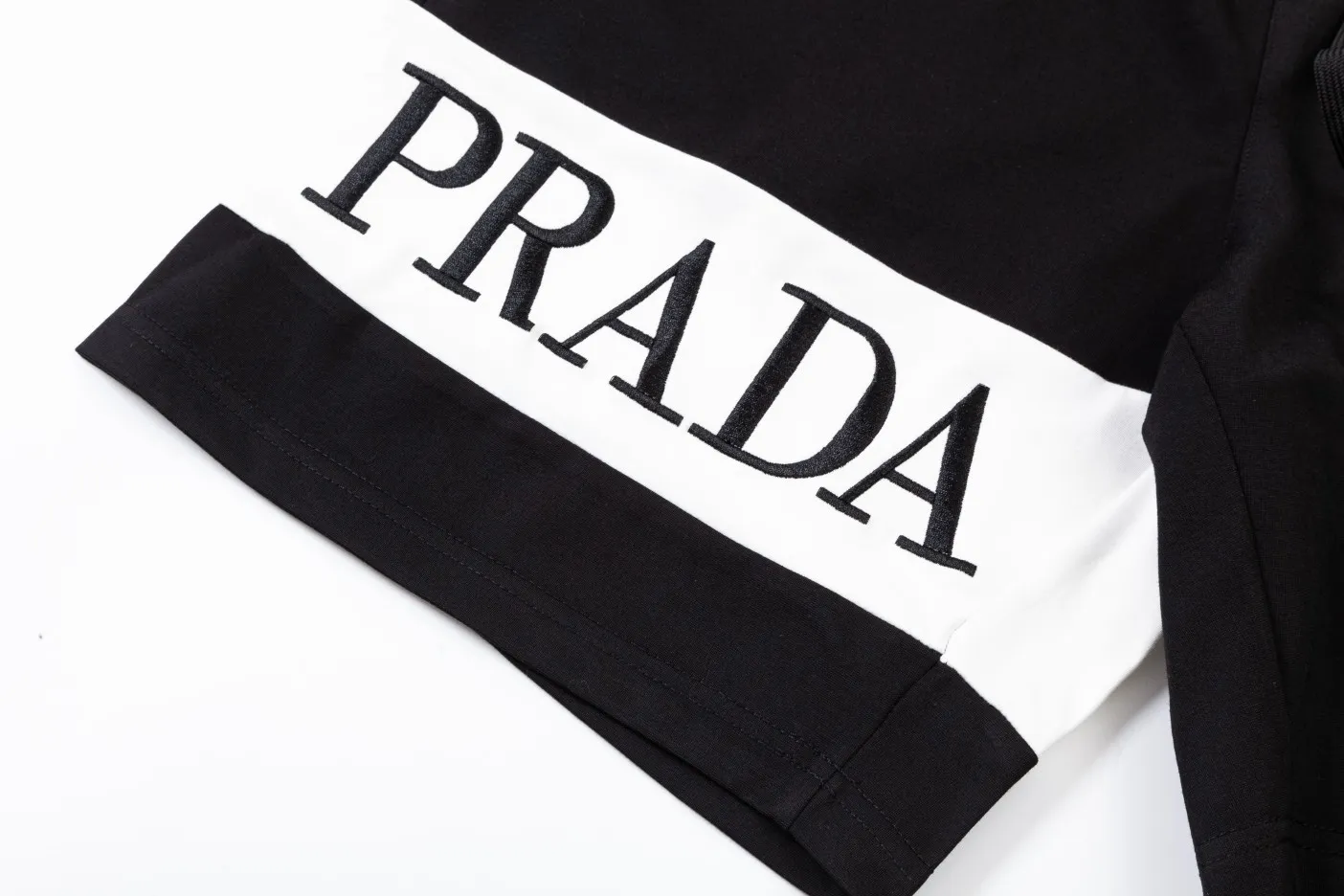 【2026】【PRADA  公式旗艦店】プラダ  ショートパンツ  ご好評に付き再入荷！