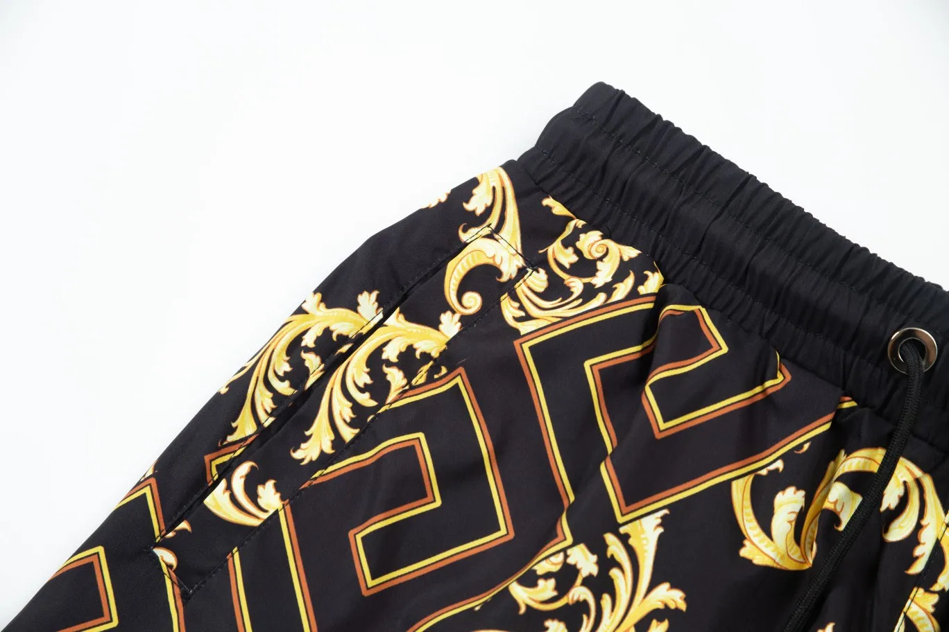 【2026】【VERSACE  公式旗艦店】ヴェルサーチ  ショートパンツ  ご好評に付き再入荷！