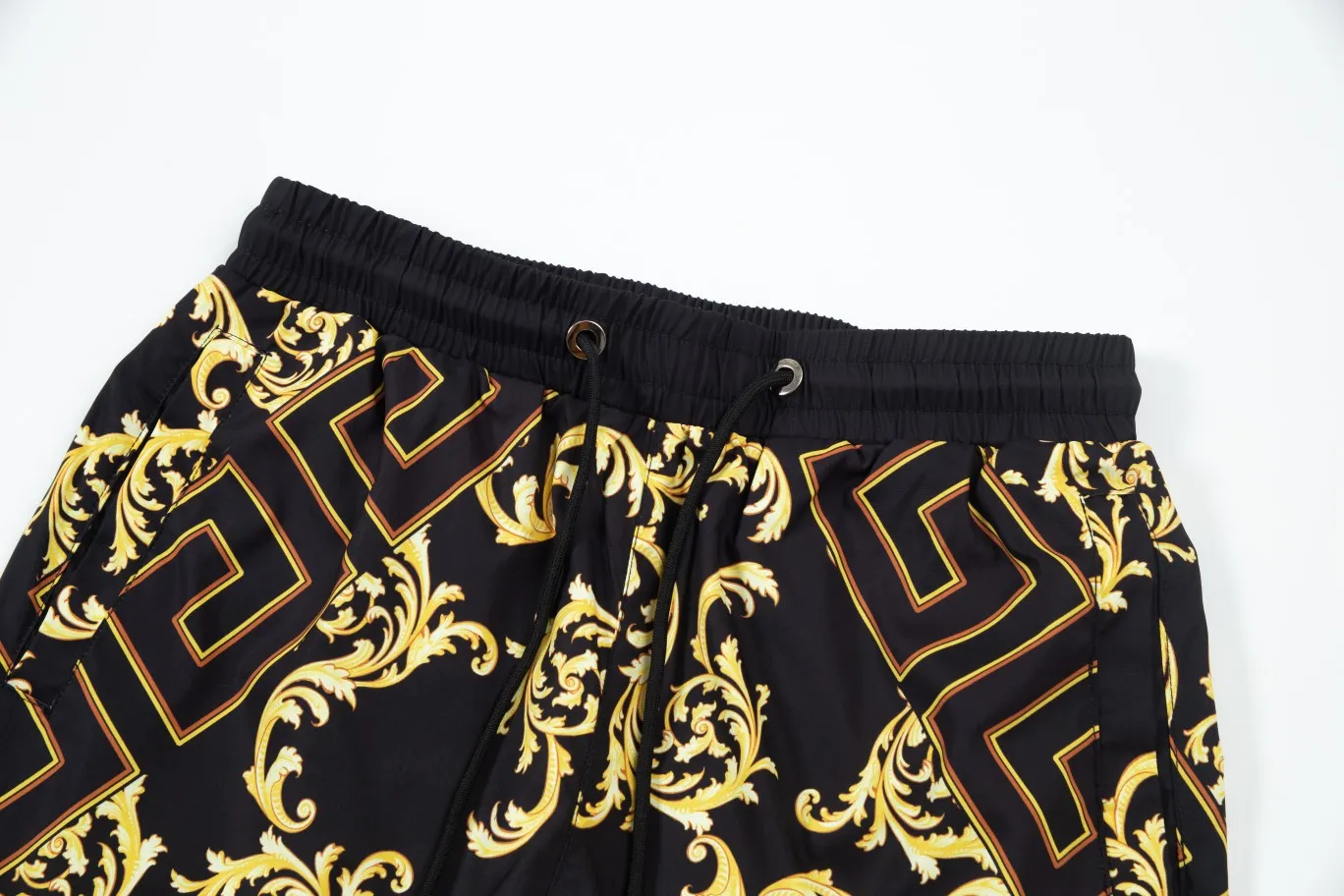 【2026】【VERSACE  公式旗艦店】ヴェルサーチ  ショートパンツ  ご好評に付き再入荷！