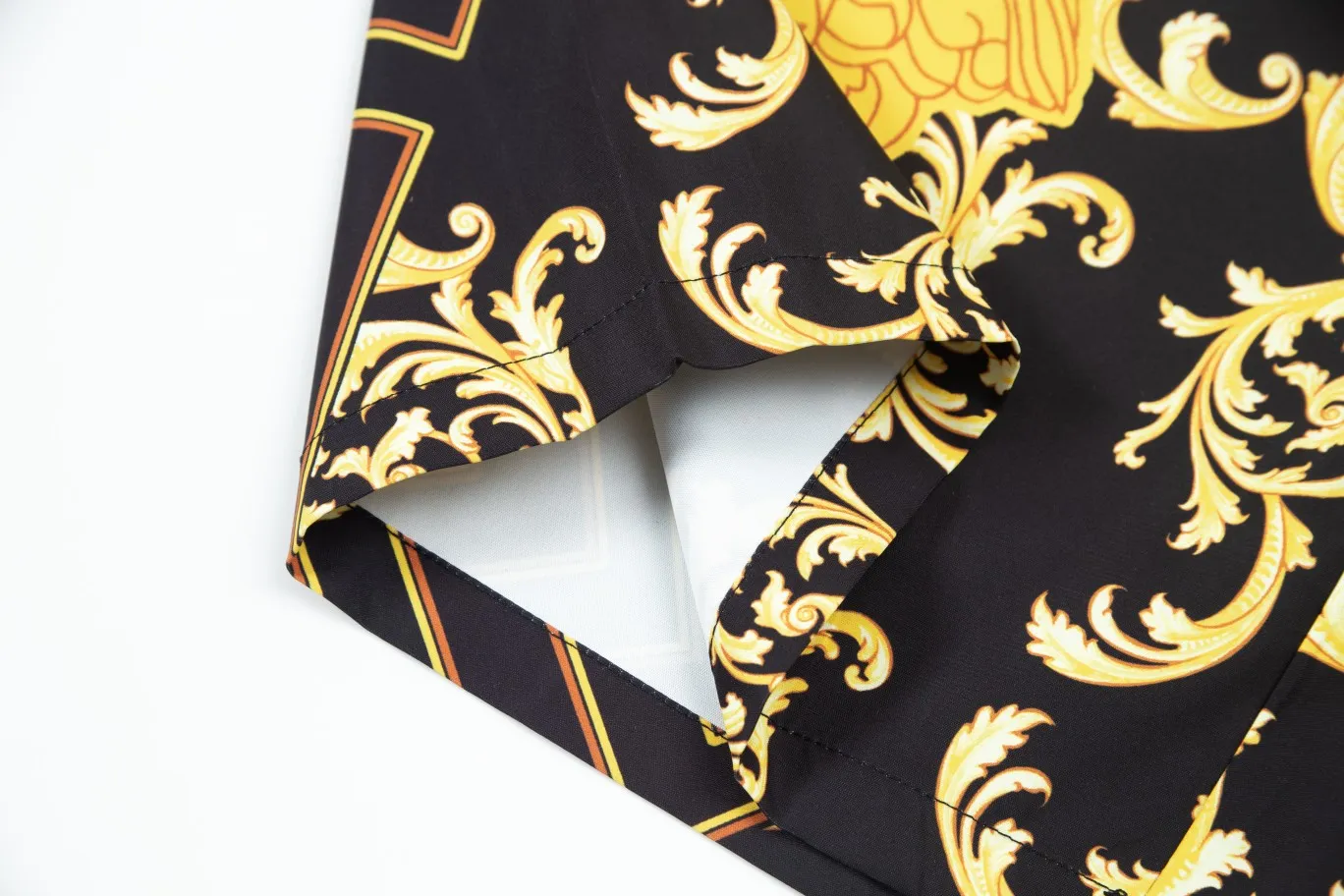 【2026】【VERSACE  公式旗艦店】ヴェルサーチ  ショートパンツ  ご好評に付き再入荷！