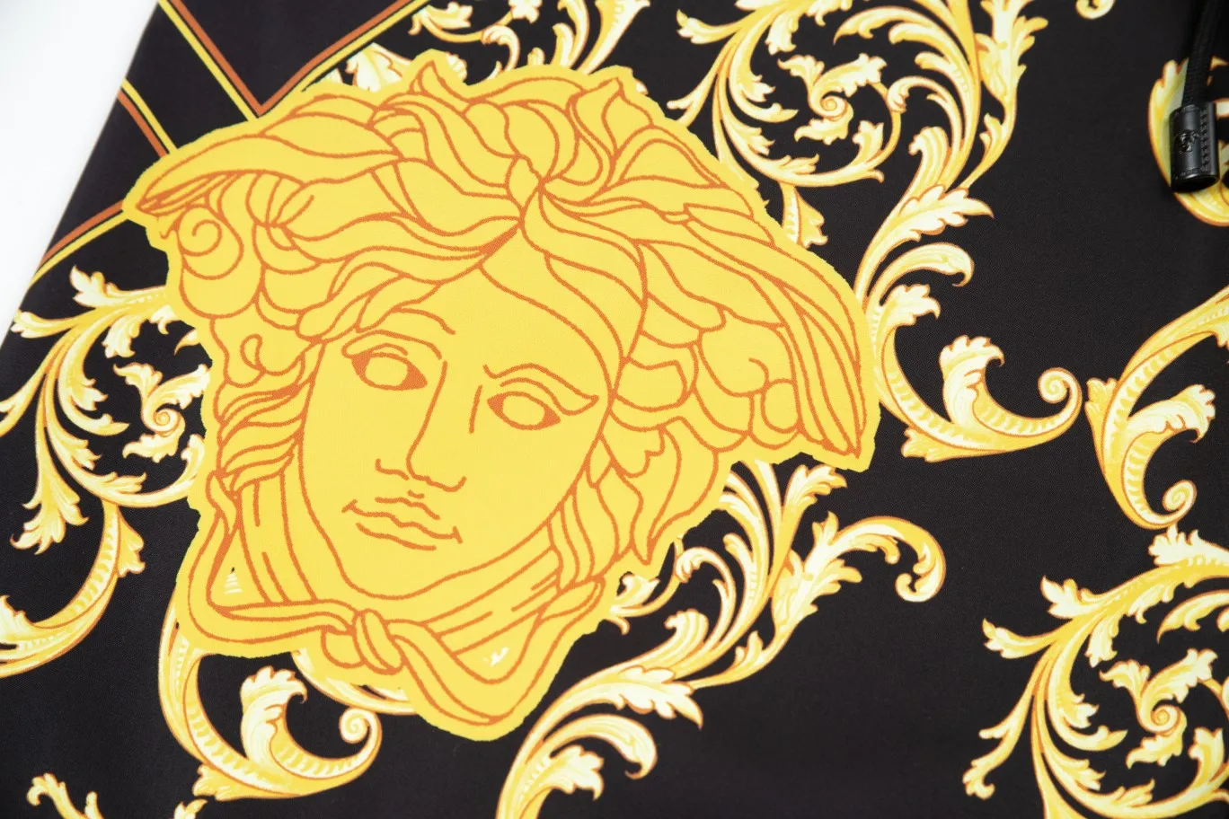 【2026】【VERSACE  公式旗艦店】ヴェルサーチ  ショートパンツ  ご好評に付き再入荷！
