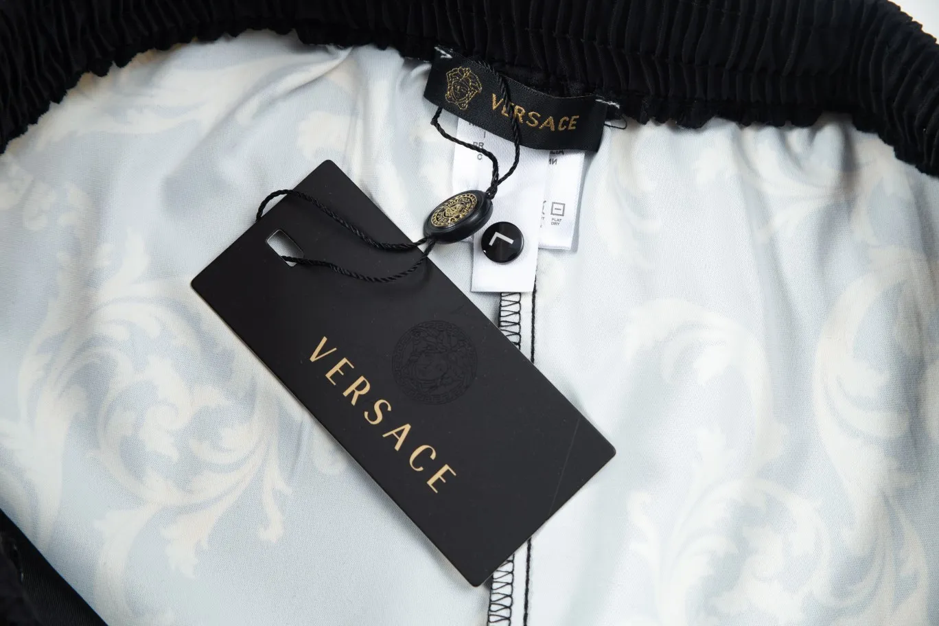 【2026】【VERSACE  公式旗艦店】ヴェルサーチ  ショートパンツ  ご好評に付き再入荷！