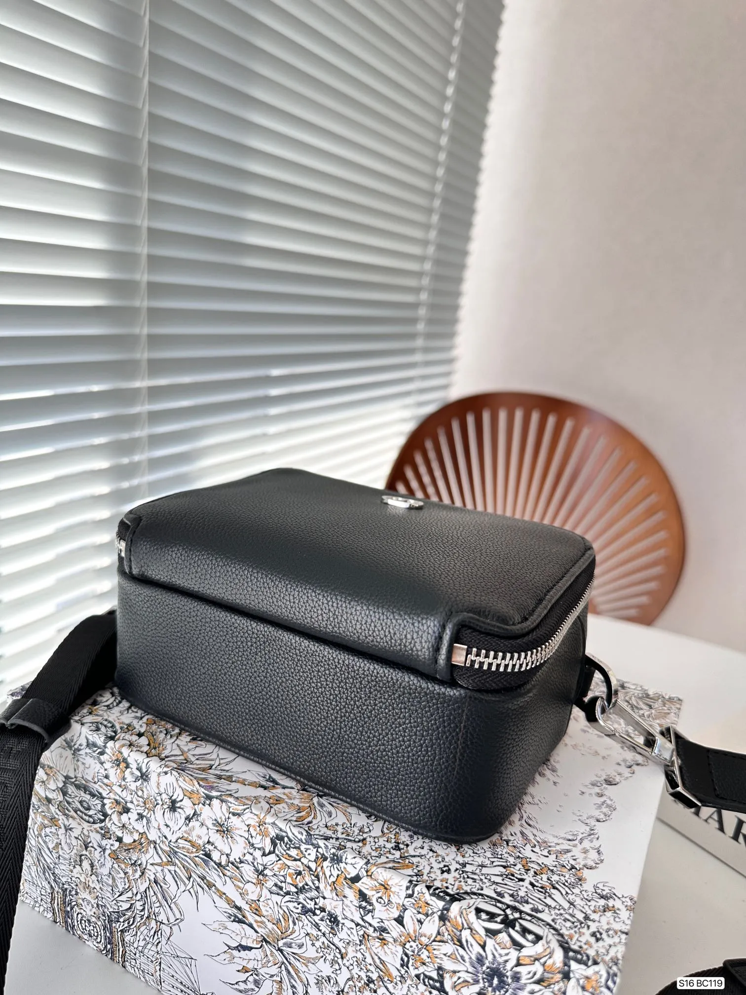 【2026】【DIOR公式旗艦店】ディオール  斜めがけバッグ 当日出荷 好評に付き再入荷！17*13CM