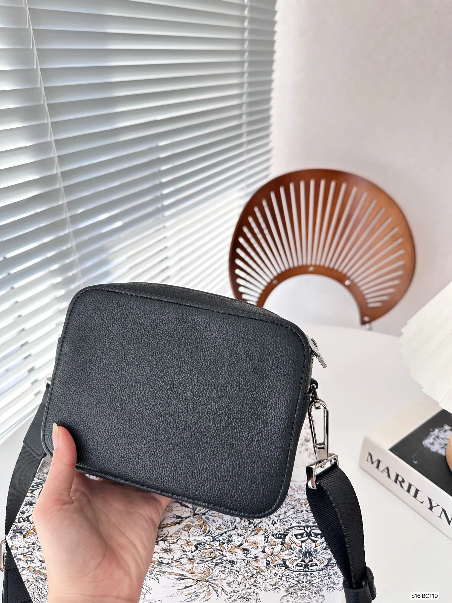 【2026】【DIOR公式旗艦店】ディオール  斜めがけバッグ 当日出荷 好評に付き再入荷！17*13CM