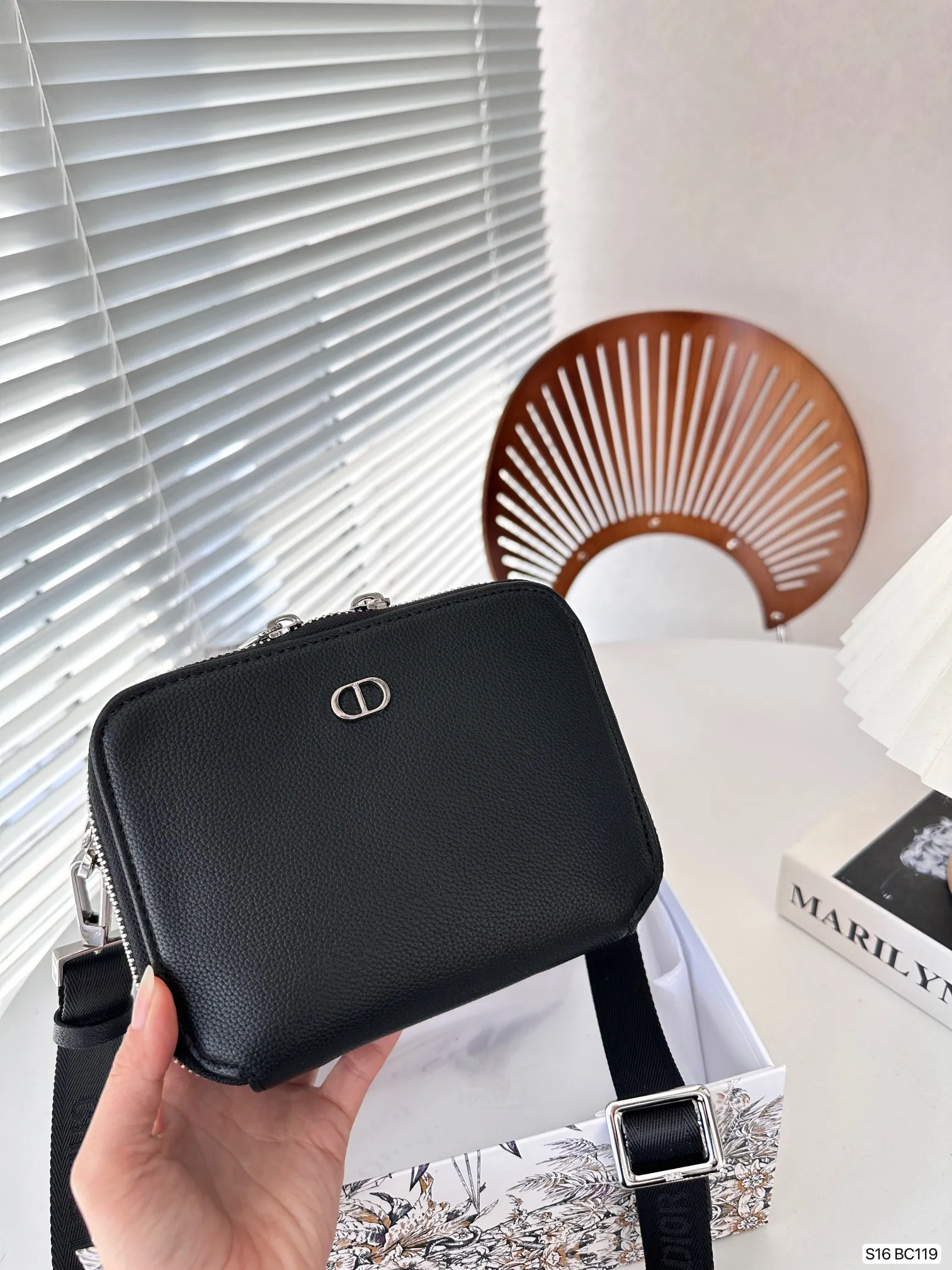 【2026】【DIOR公式旗艦店】ディオール  斜めがけバッグ 当日出荷 好評に付き再入荷！17*13CM