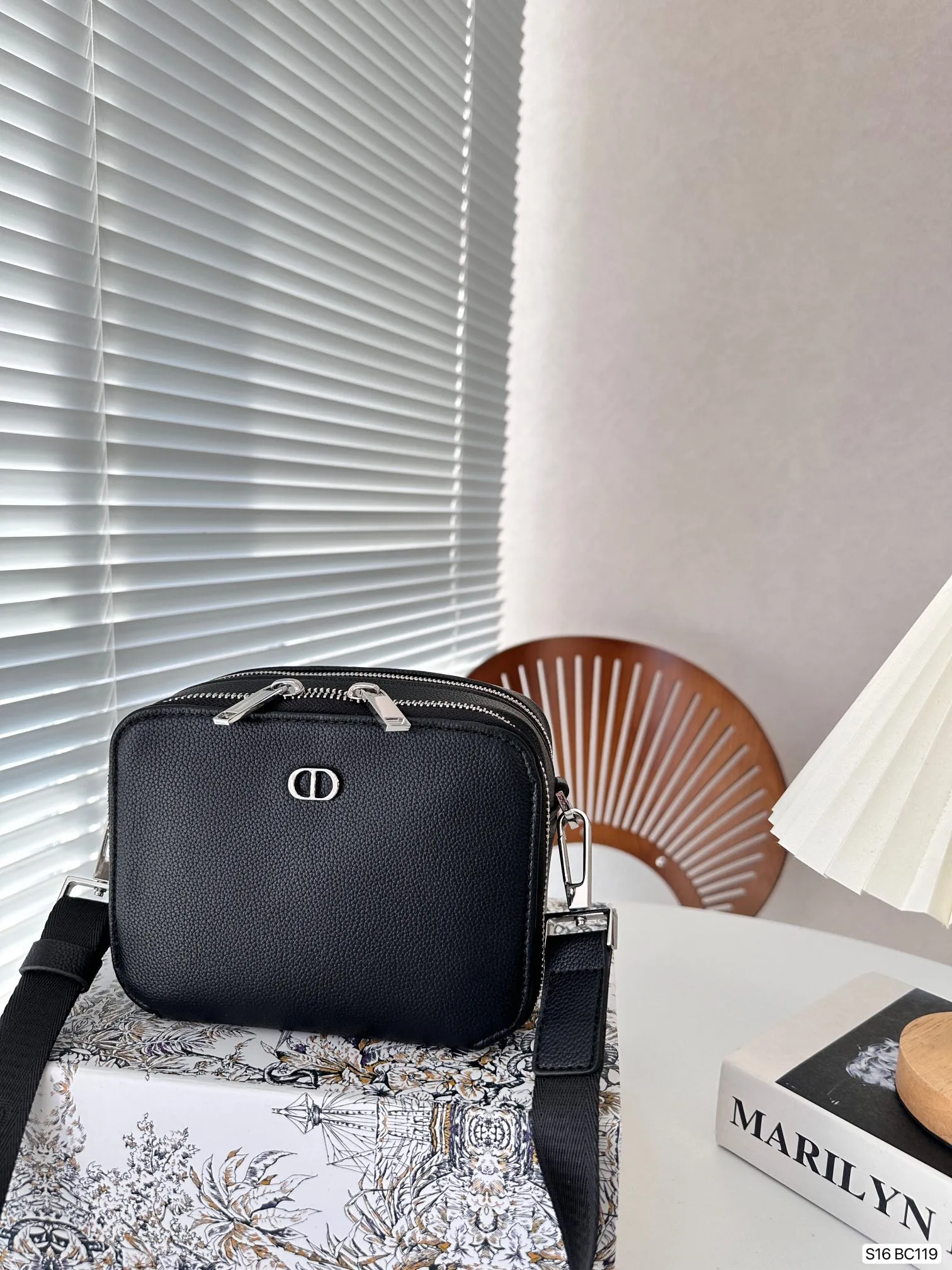 【2026】【DIOR公式旗艦店】ディオール  斜めがけバッグ 当日出荷 好評に付き再入荷！17*13CM