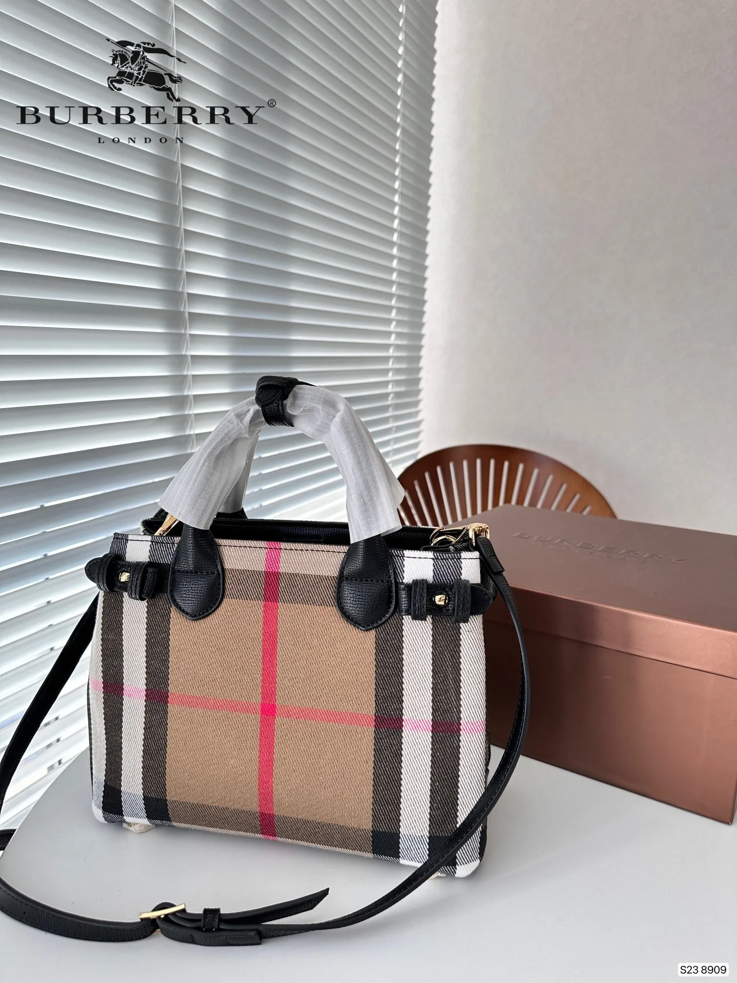 【2026】【BURBERRY 公式旗艦店】バーバリー  斜めがけバッグ 当日出荷 好評に付き再入荷！24*20CM
