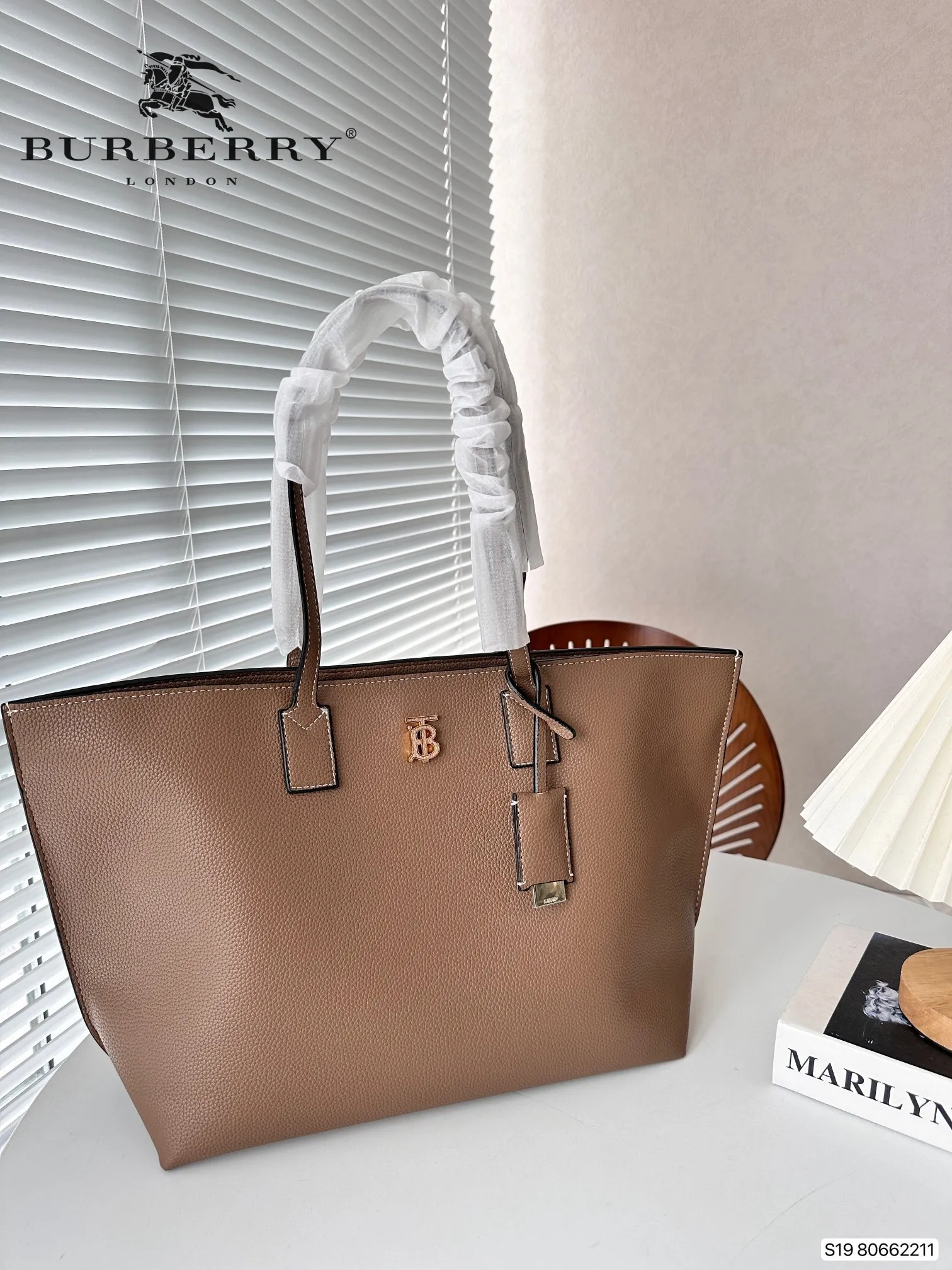 【2026】【BURBERRY 公式旗艦店】バーバリー  ハンドバッグ 当日出荷 好評に付き再入荷！34*28CM