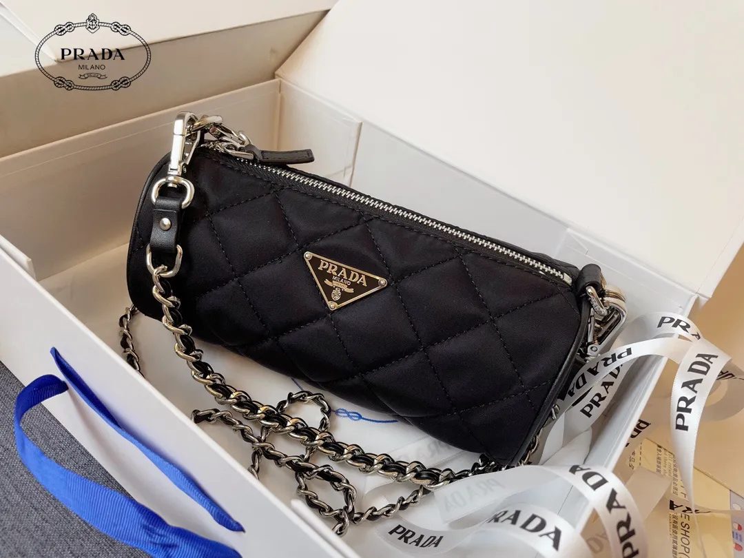【2026】【PRADA 公式旗艦店】プラダ  斜めがけバッグ 当日出荷 好評に付き再入荷！21*11CM