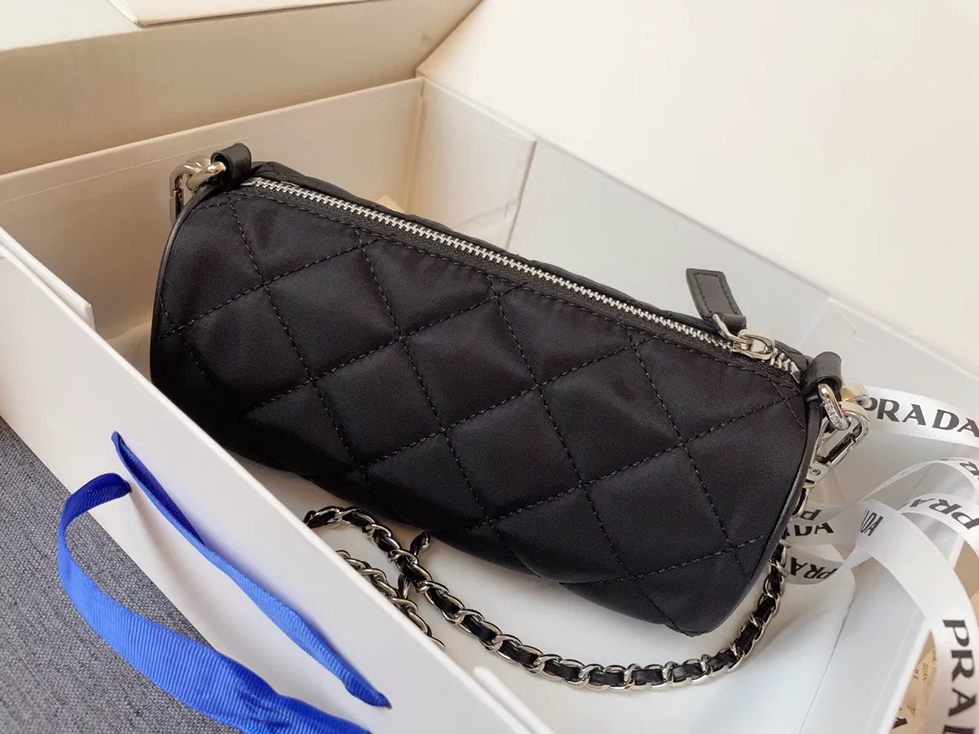 【2026】【PRADA 公式旗艦店】プラダ  斜めがけバッグ 当日出荷 好評に付き再入荷！21*11CM