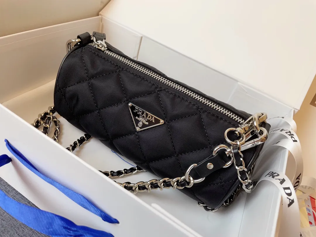【2026】【PRADA 公式旗艦店】プラダ  斜めがけバッグ 当日出荷 好評に付き再入荷！21*11CM