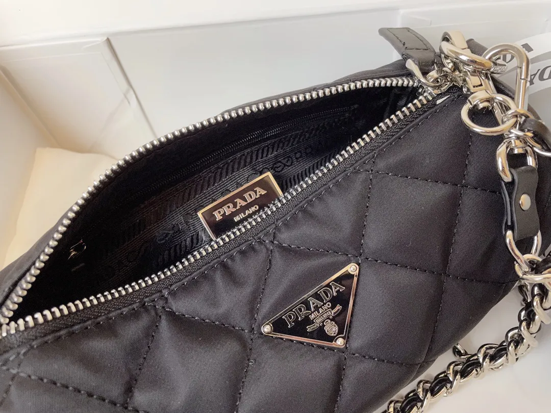 【2026】【PRADA 公式旗艦店】プラダ  斜めがけバッグ 当日出荷 好評に付き再入荷！21*11CM