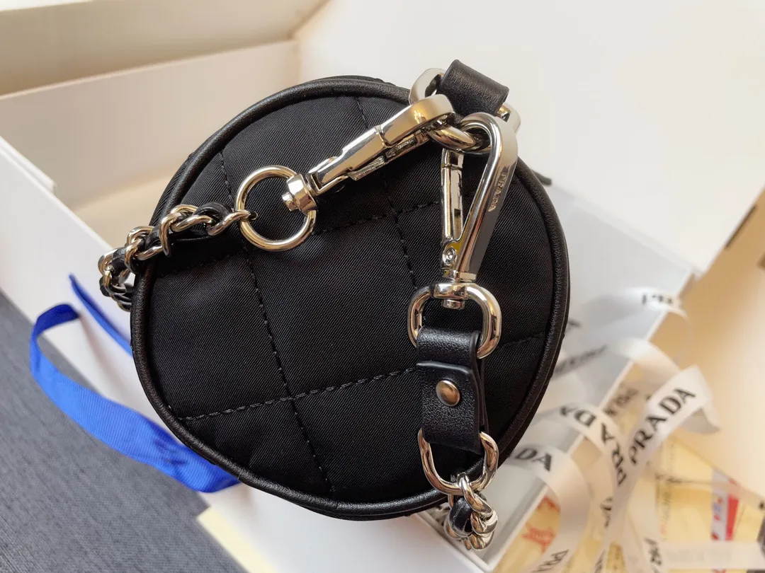 【2026】【PRADA 公式旗艦店】プラダ  斜めがけバッグ 当日出荷 好評に付き再入荷！21*11CM