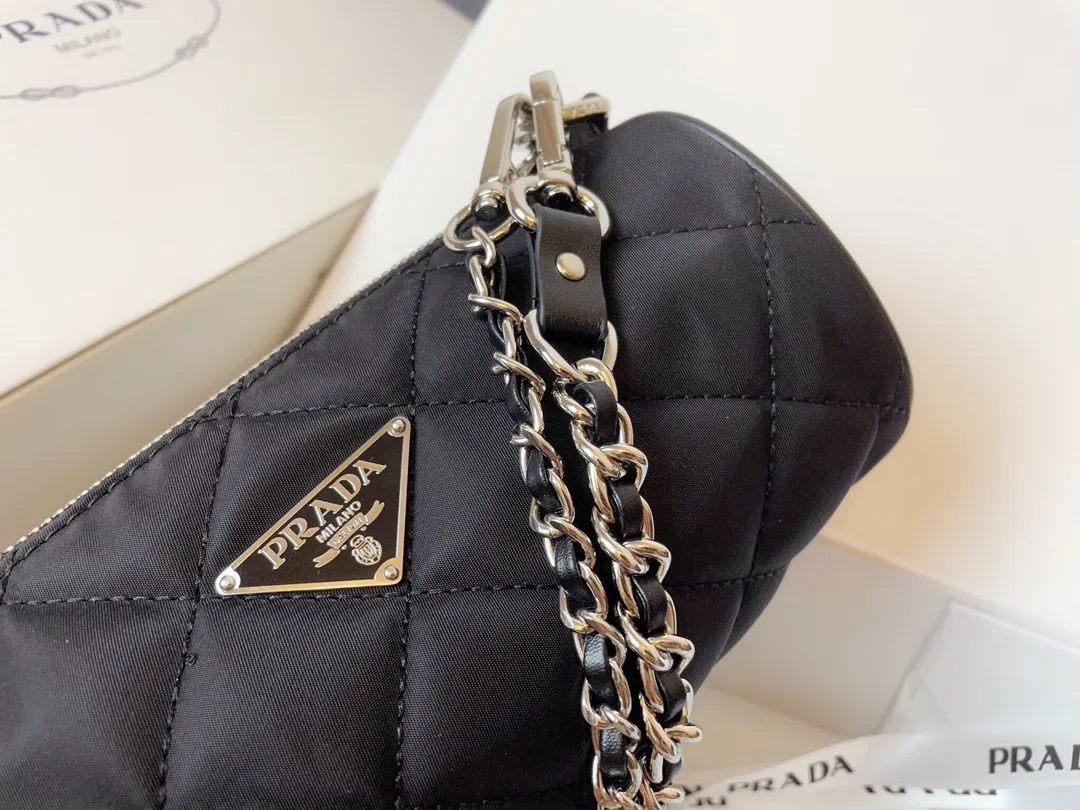 【2026】【PRADA 公式旗艦店】プラダ  斜めがけバッグ 当日出荷 好評に付き再入荷！21*11CM