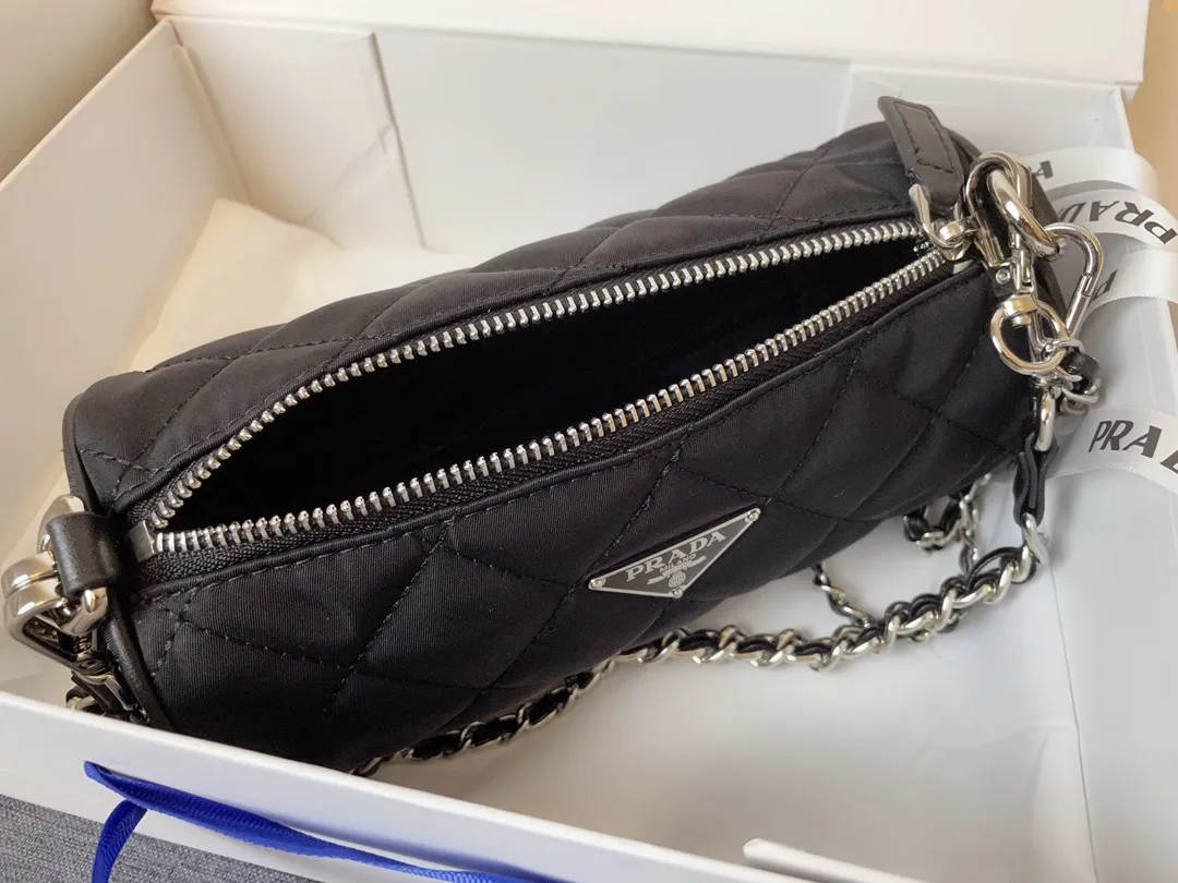 【2026】【PRADA 公式旗艦店】プラダ  斜めがけバッグ 当日出荷 好評に付き再入荷！21*11CM