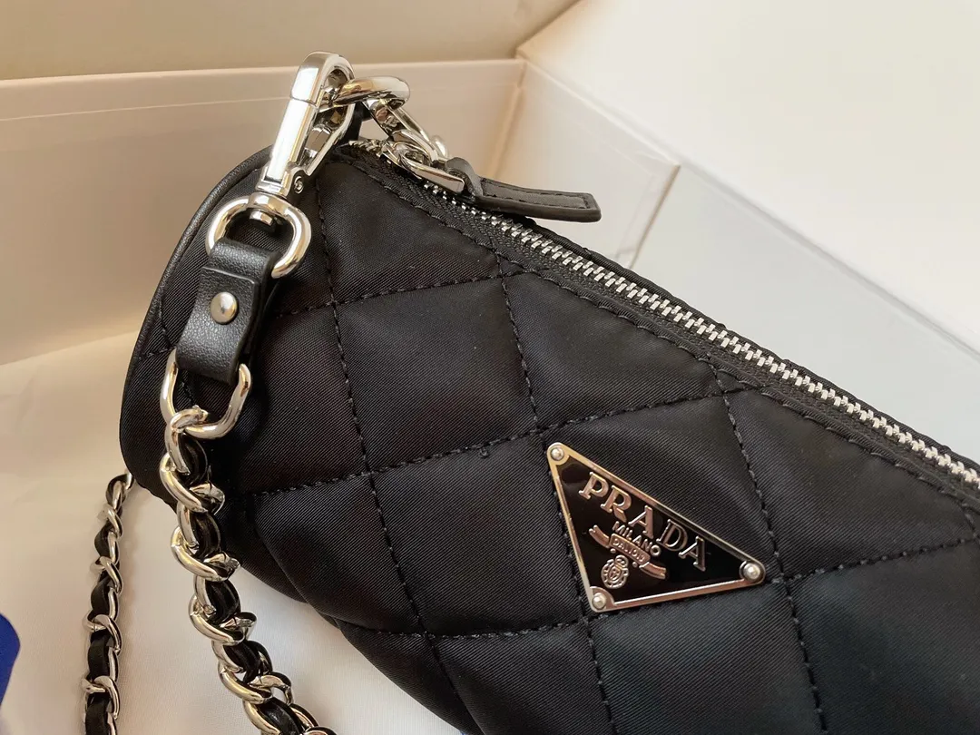 【2026】【PRADA 公式旗艦店】プラダ  斜めがけバッグ 当日出荷 好評に付き再入荷！21*11CM