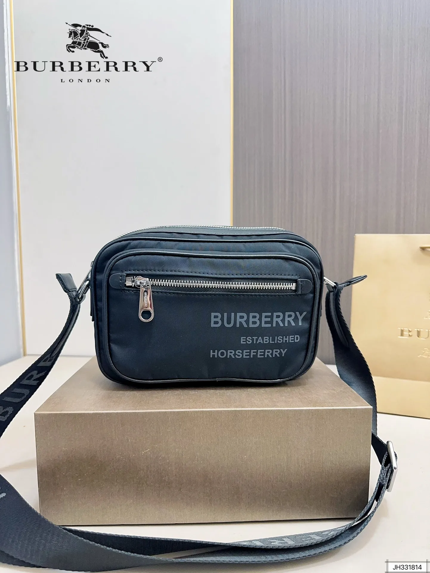 【2026】【BURBERRY 公式旗艦店】バーバリー   斜めがけバッグ 当日出荷 好評に付き再入荷！24*17CM