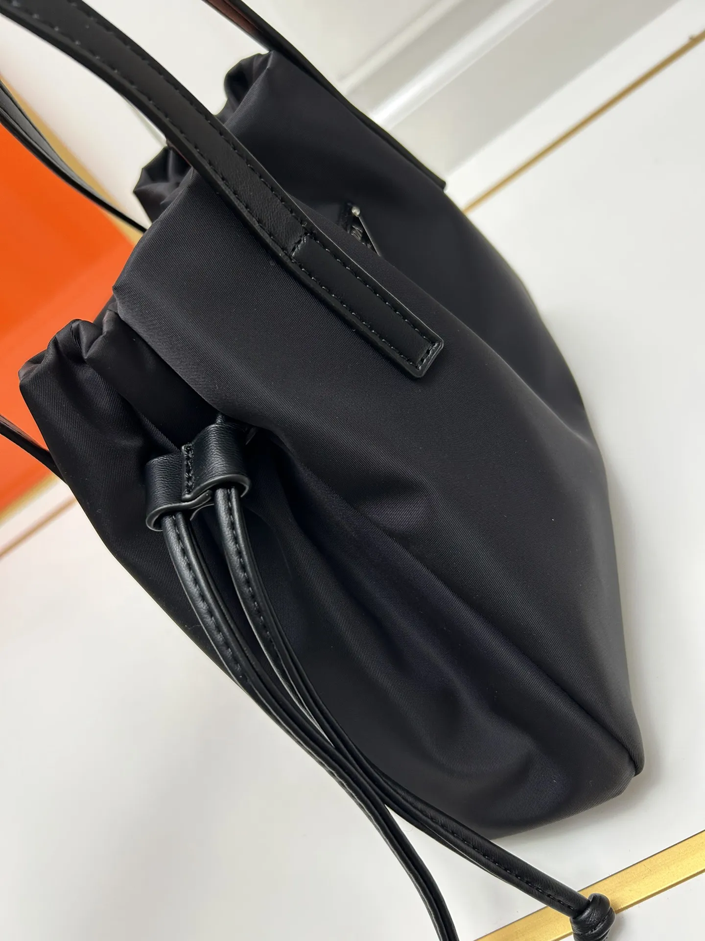 【2026】【PRADA  公式旗艦店】プラダ   ハンドバッグ  当日出荷 好評に付き再入荷！28*22*8CM