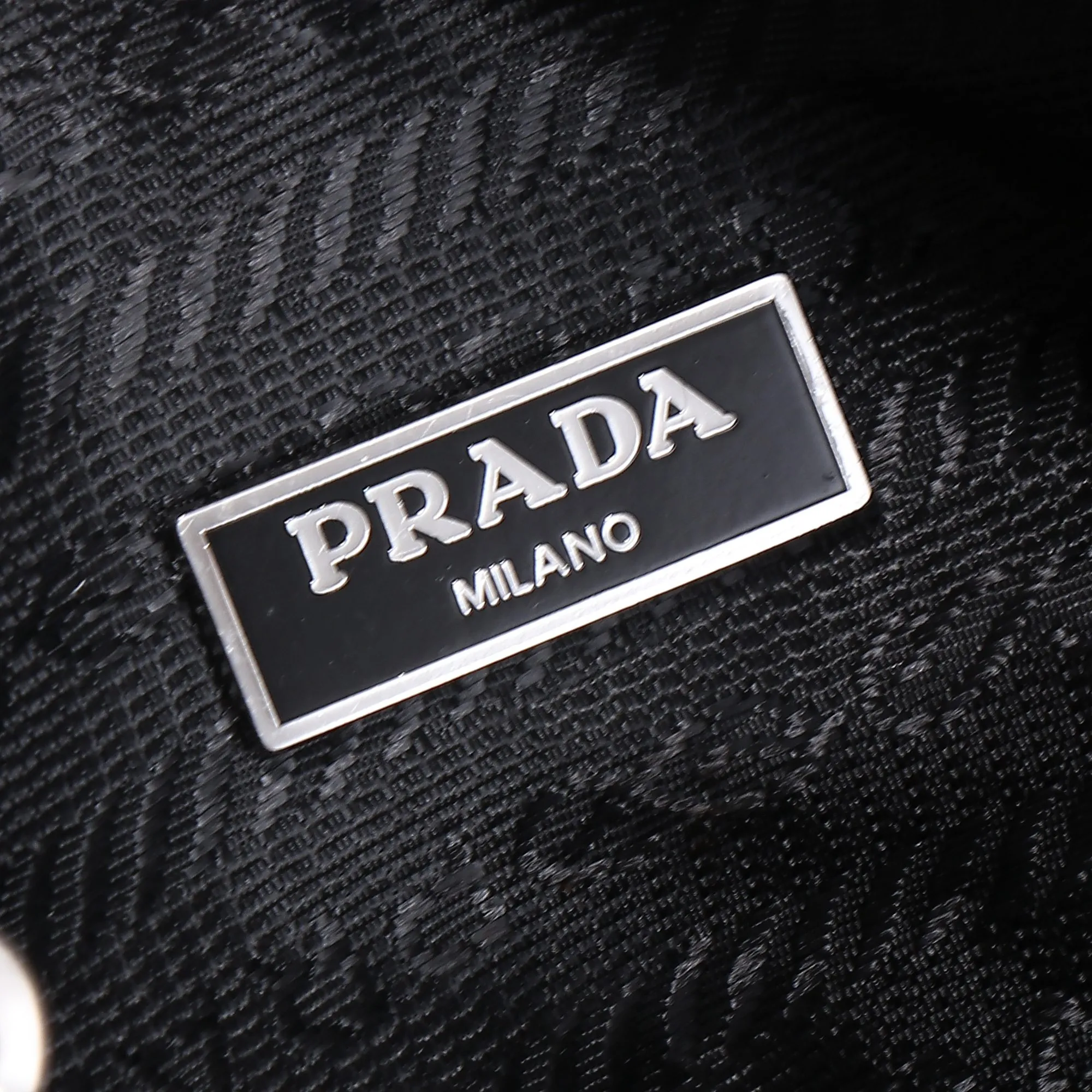【2026】【PRADA  公式旗艦店】プラダ   斜めがけバッグ  当日出荷 好評に付き再入荷！22*16*6CM