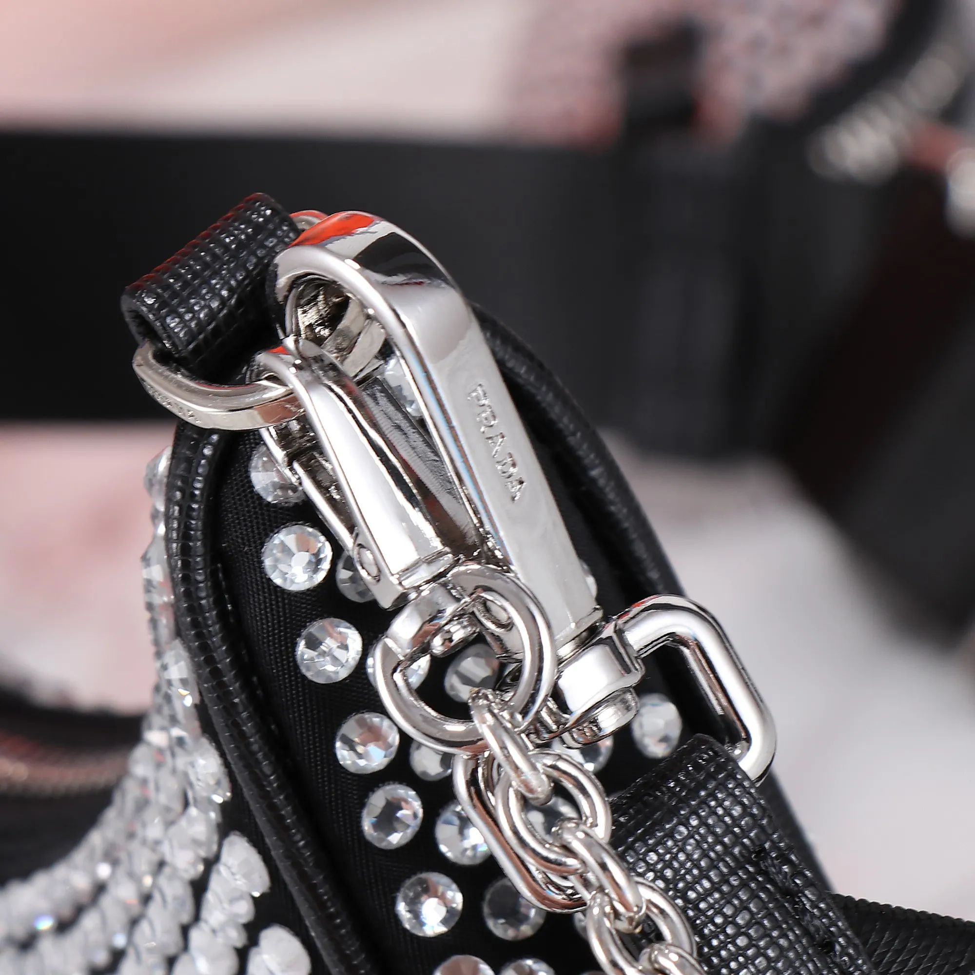 【2026】【PRADA  公式旗艦店】プラダ   斜めがけバッグ  当日出荷 好評に付き再入荷！22*16*6CM