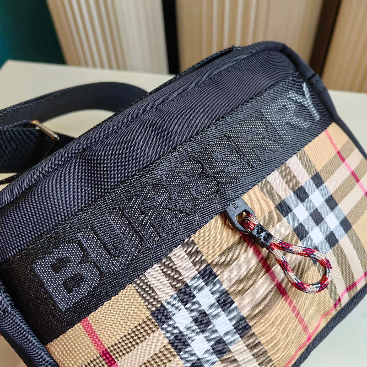 【2026】【BURBERRY 公式旗艦店】バーバリー   斜めがけバッグ 当日出荷 好評に付き再入荷！23*6*15CM