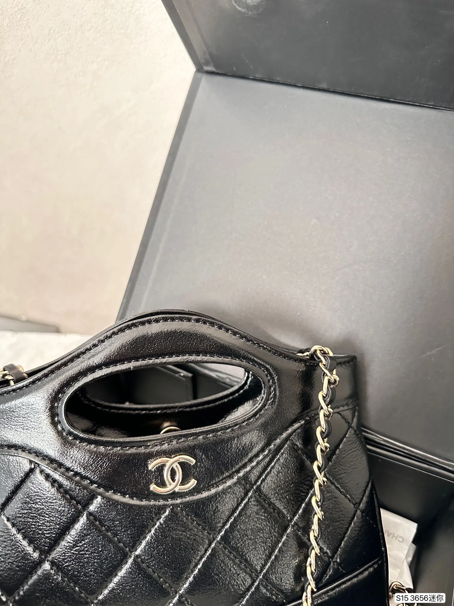 【2026】【CHANEL 公式旗艦店】シャネル  斜めがけバッグ 当日出荷 好評に付き再入荷！20*17CM