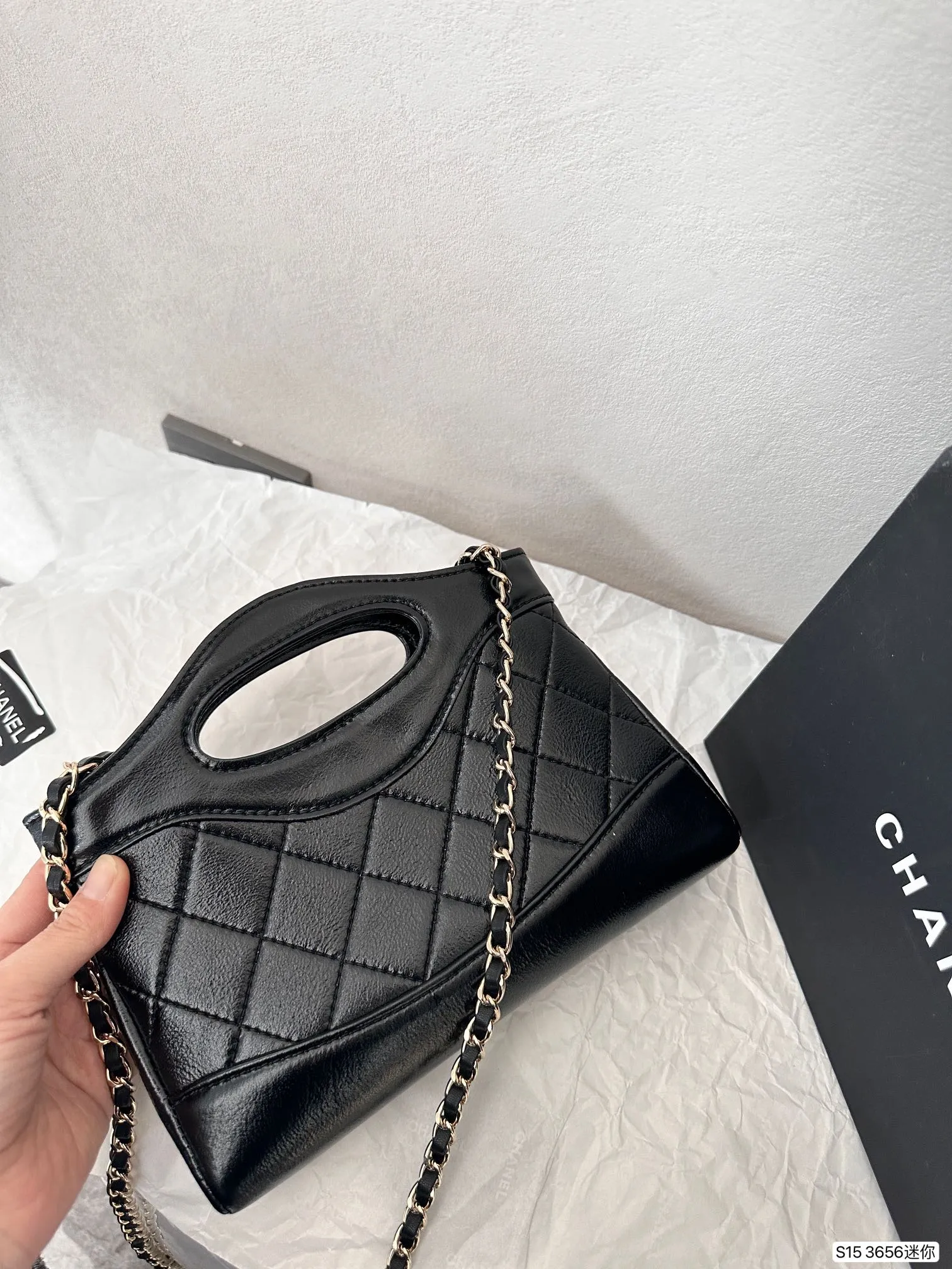 【2026】【CHANEL 公式旗艦店】シャネル  斜めがけバッグ 当日出荷 好評に付き再入荷！20*17CM