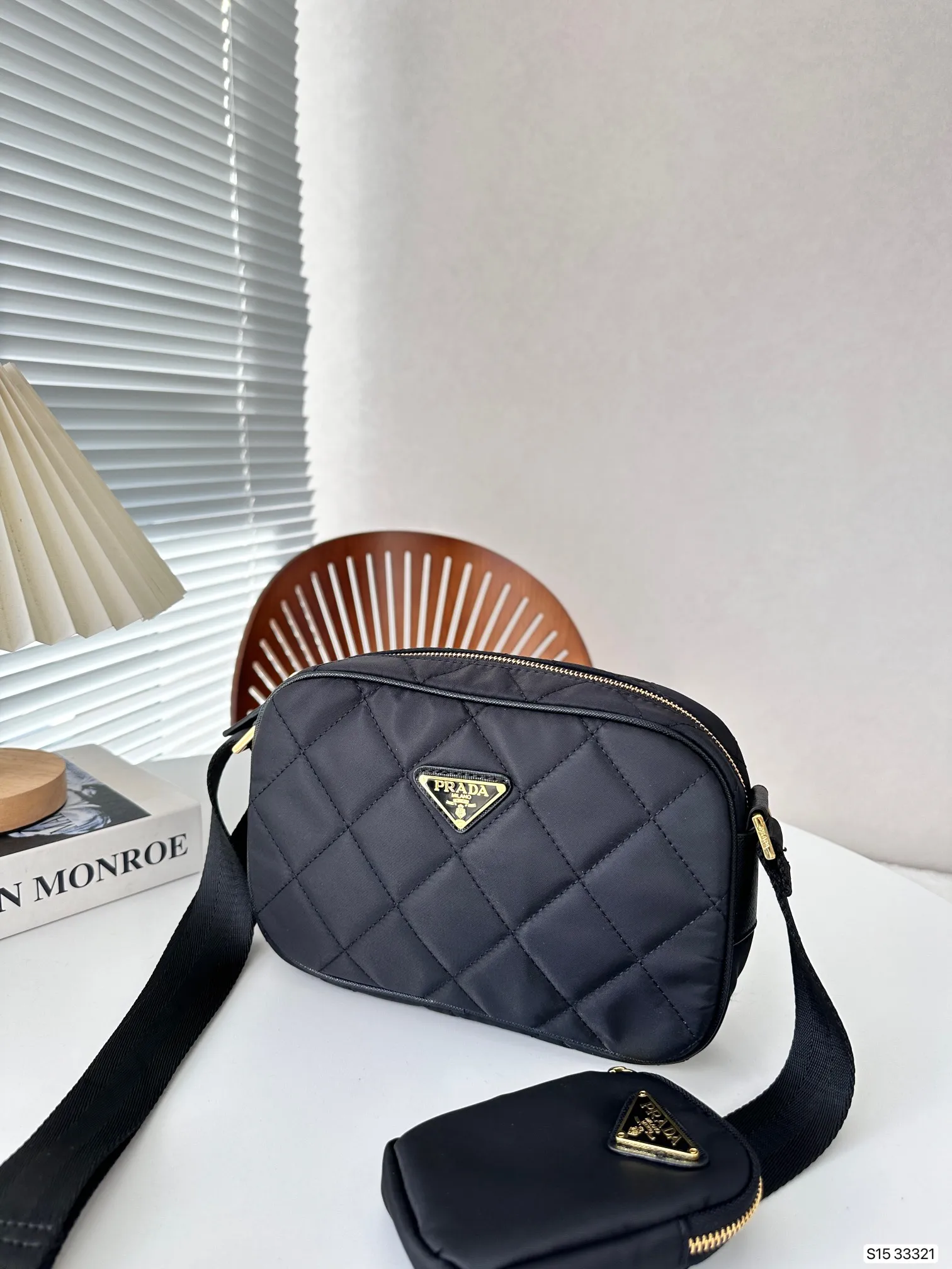【2026】【PRADA 公式旗艦店】 プラダ  斜めがけバッグ当日出荷 好評に付き再入荷24*16CM
