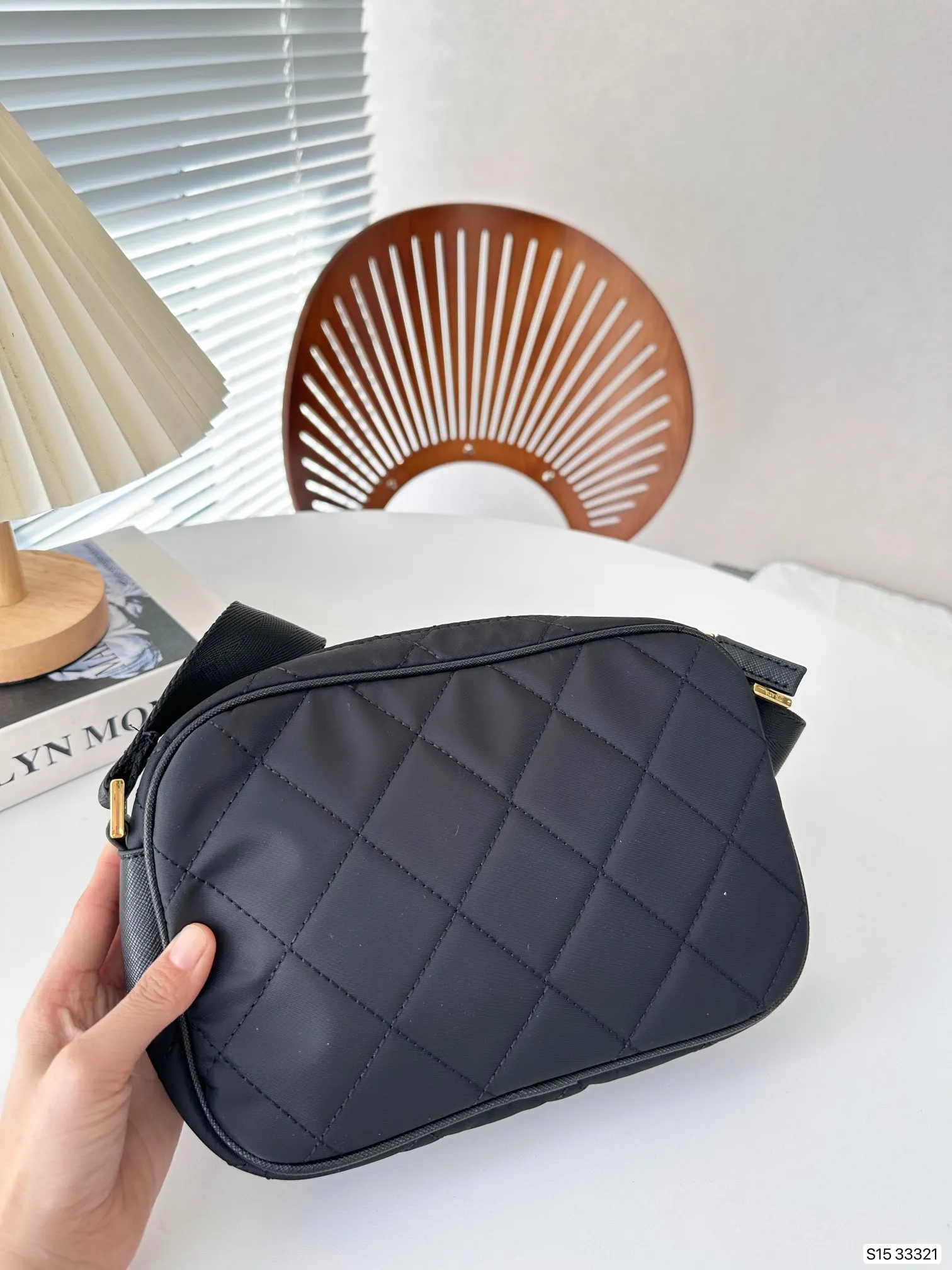 【2026】【PRADA 公式旗艦店】 プラダ  斜めがけバッグ当日出荷 好評に付き再入荷24*16CM