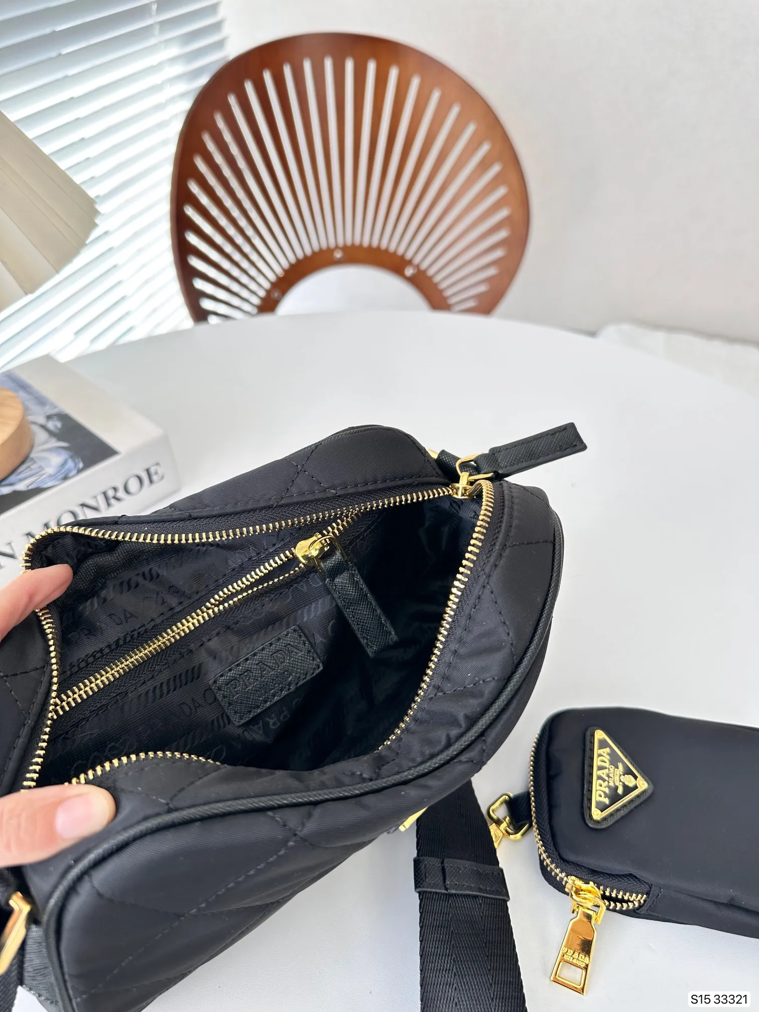 【2026】【PRADA 公式旗艦店】 プラダ  斜めがけバッグ当日出荷 好評に付き再入荷24*16CM