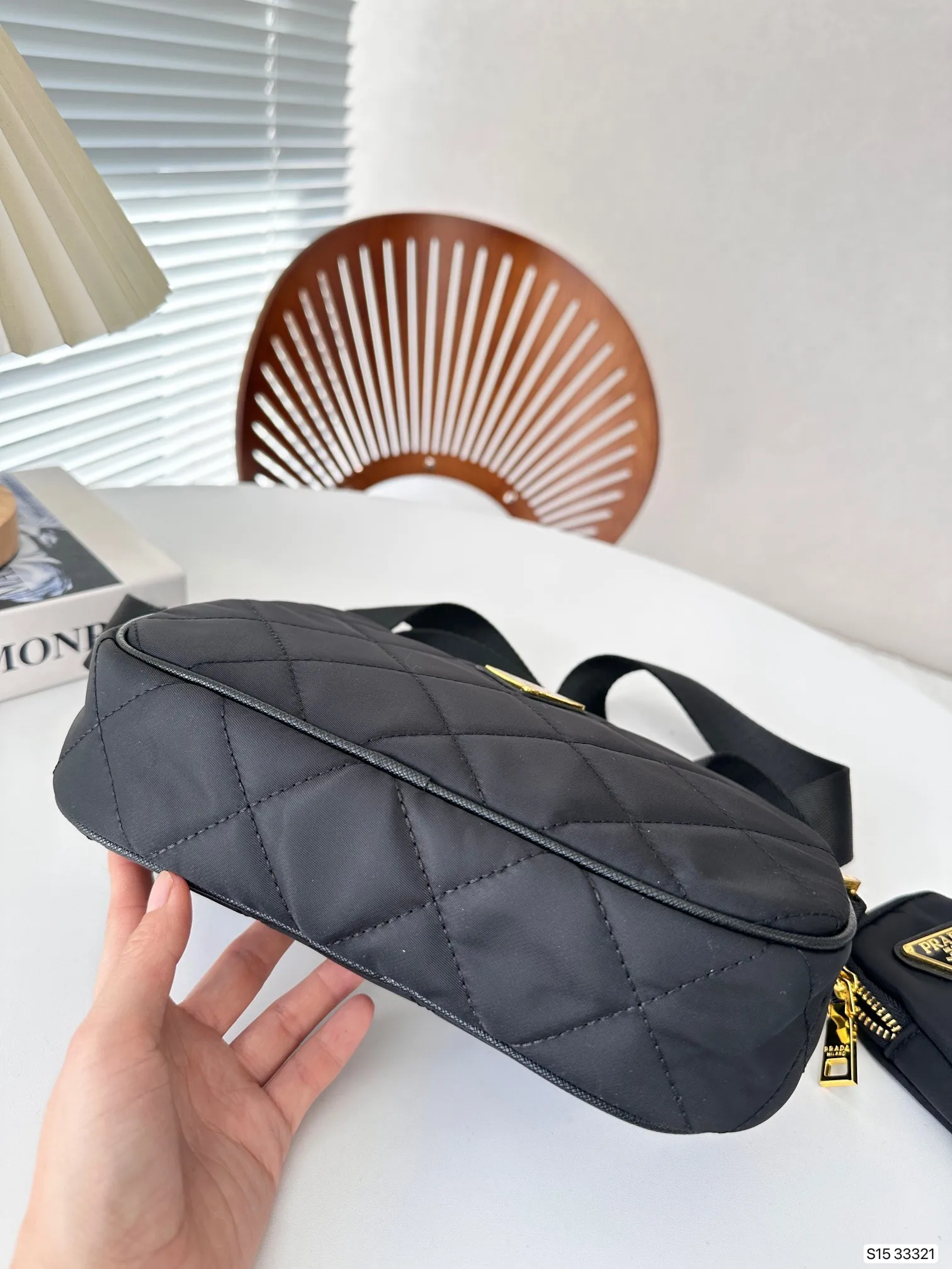【2026】【PRADA 公式旗艦店】 プラダ  斜めがけバッグ当日出荷 好評に付き再入荷24*16CM