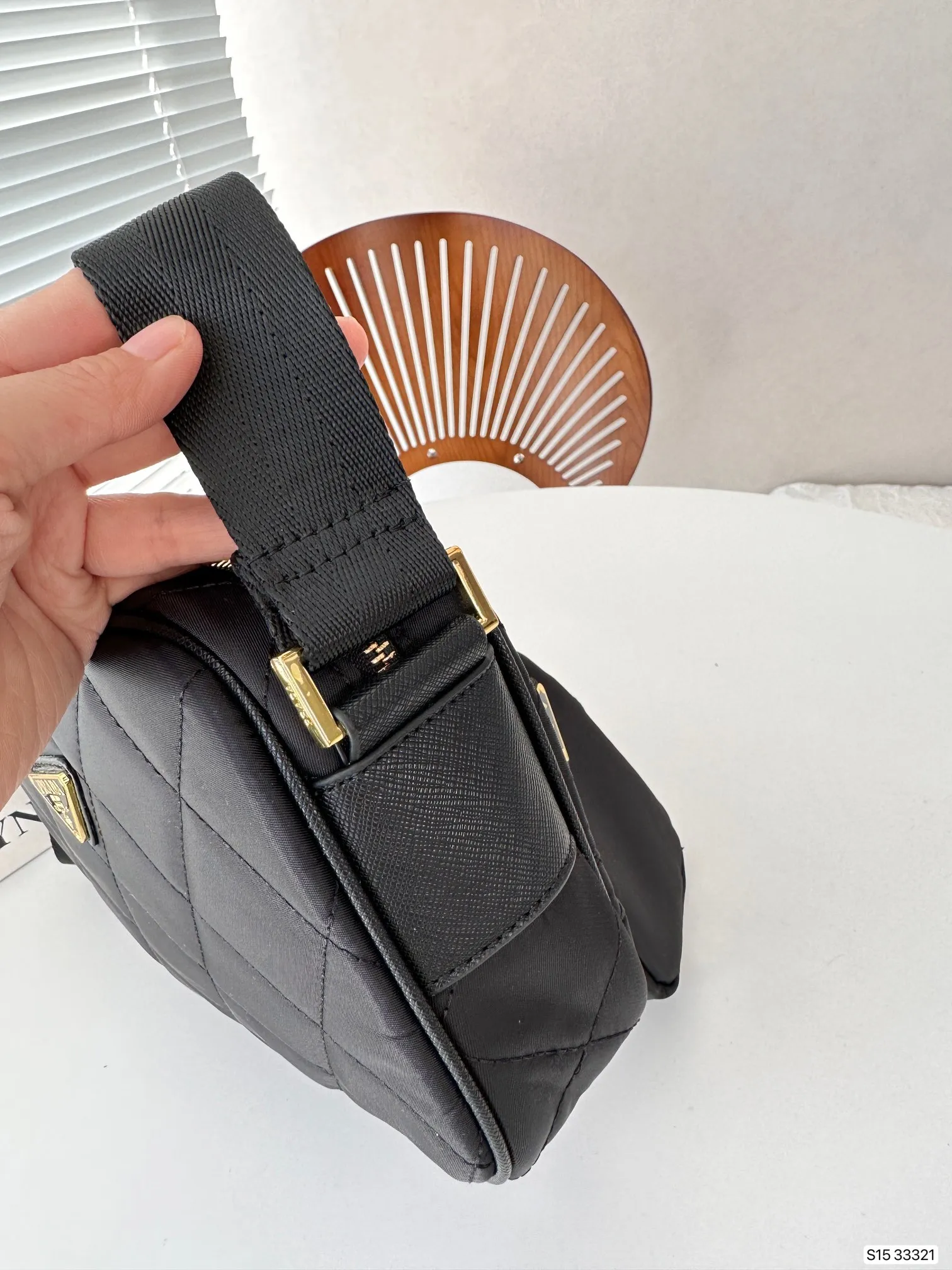 【2026】【PRADA 公式旗艦店】 プラダ  斜めがけバッグ当日出荷 好評に付き再入荷24*16CM