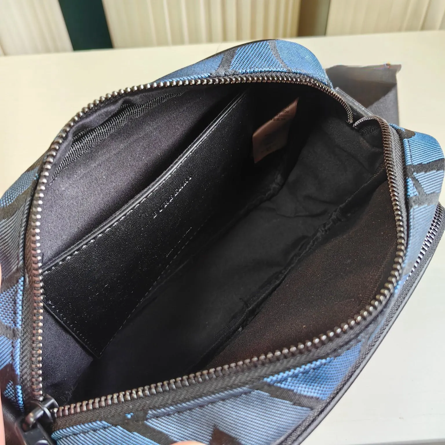 【2026】【BURBERRY  公式旗艦店】バーバリー 斜めがけバッグ 当日出荷 好評に付き再入荷！22*16CM