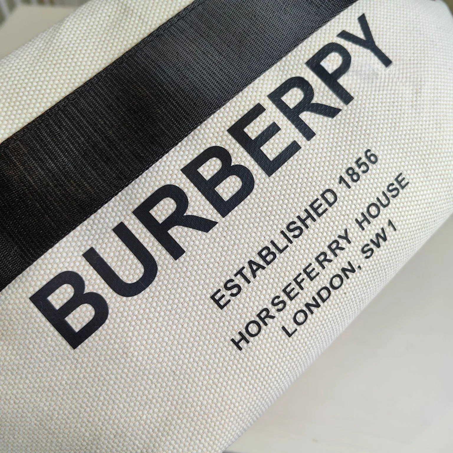 【2026】【BURBERRY  公式旗艦店】バーバリー   胸ポケット 当日出荷 好評に付き再入荷！29*18CM