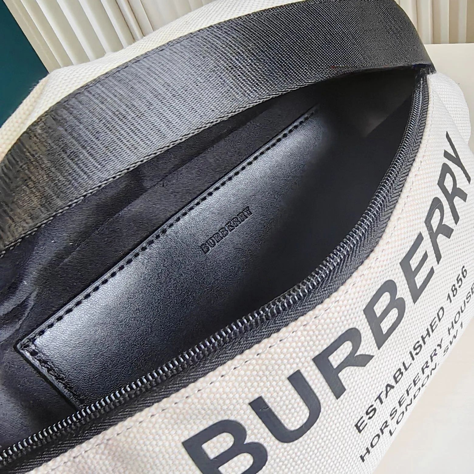【2026】【BURBERRY  公式旗艦店】バーバリー   胸ポケット 当日出荷 好評に付き再入荷！29*18CM