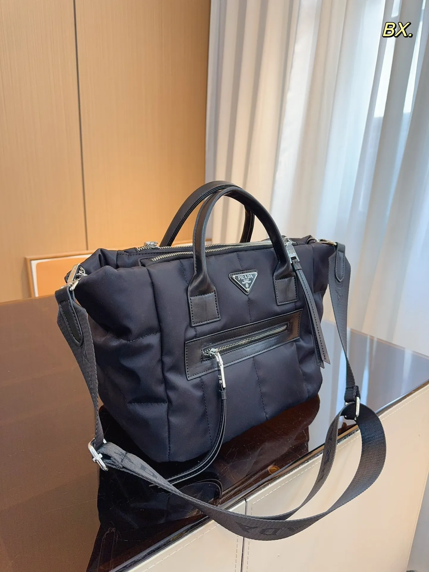 【2026】【PRADA  公式旗艦店】プラダ  斜めがけバッグ 当日出荷 好評に付き再入荷！28*18*23CM