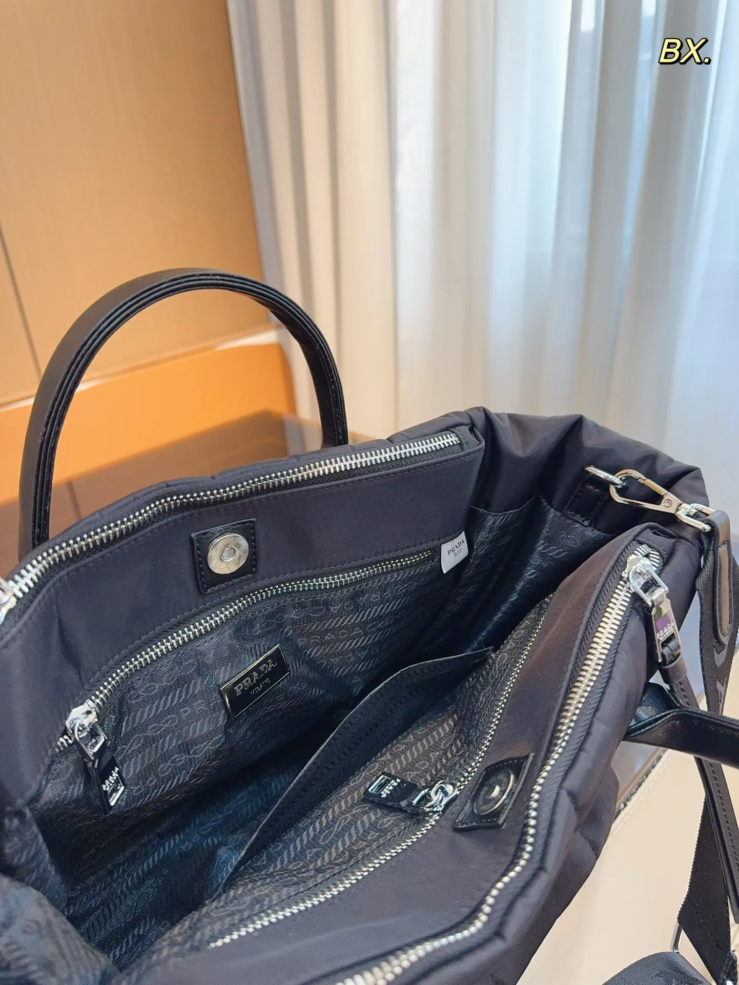 【2026】【PRADA  公式旗艦店】プラダ  斜めがけバッグ 当日出荷 好評に付き再入荷！28*18*23CM