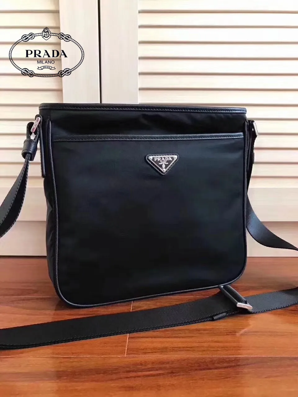 【2026】【PRADA  公式 旗艦店】プラダ  斜めがけバッグ 当日出荷 好評に付き再入荷！27*25.5*6CM